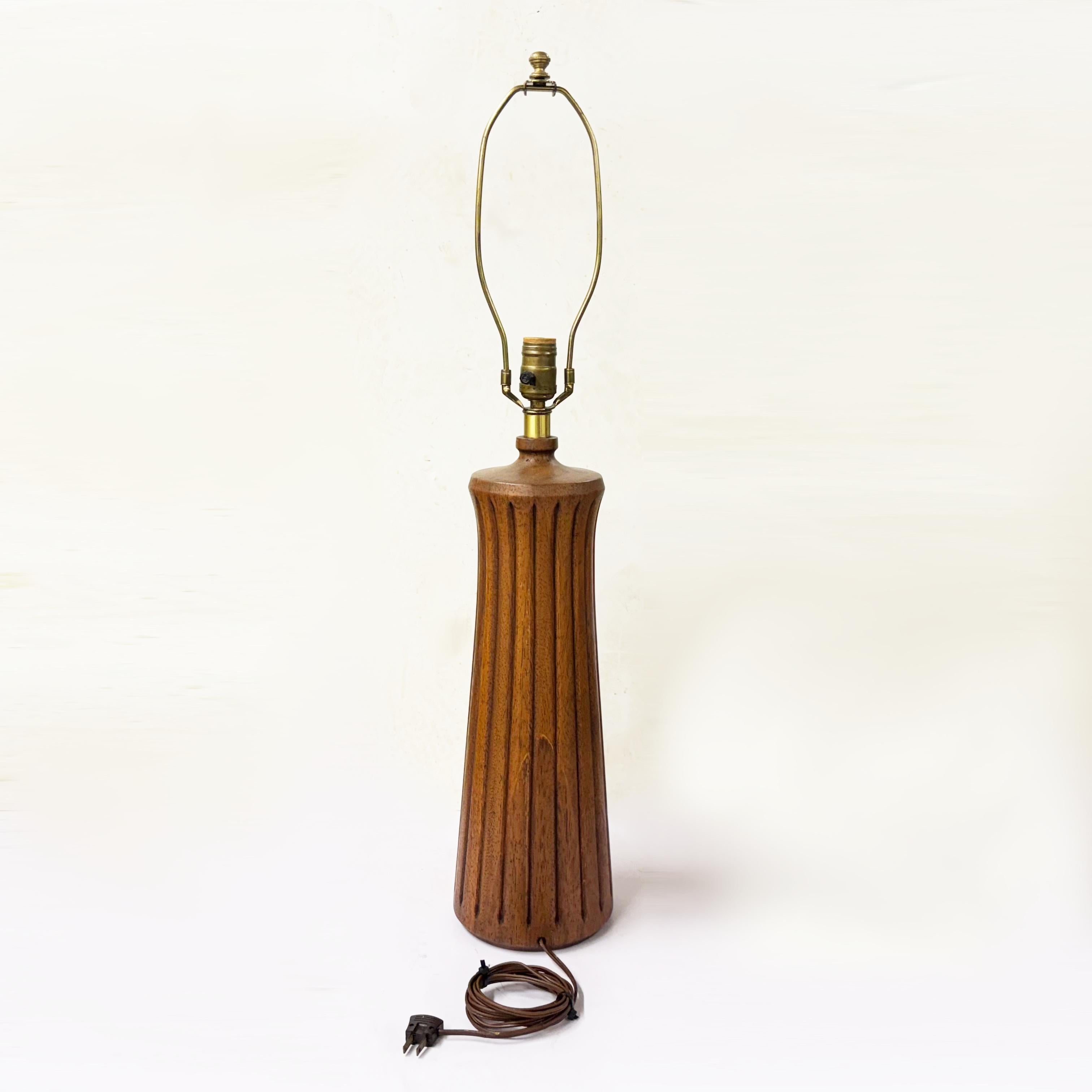 Zwei moderne geriffelte Nussbaum-Tischlampen aus der Mitte des Jahrhunderts von Zina Lamp Co. (amerikanisch) im Angebot