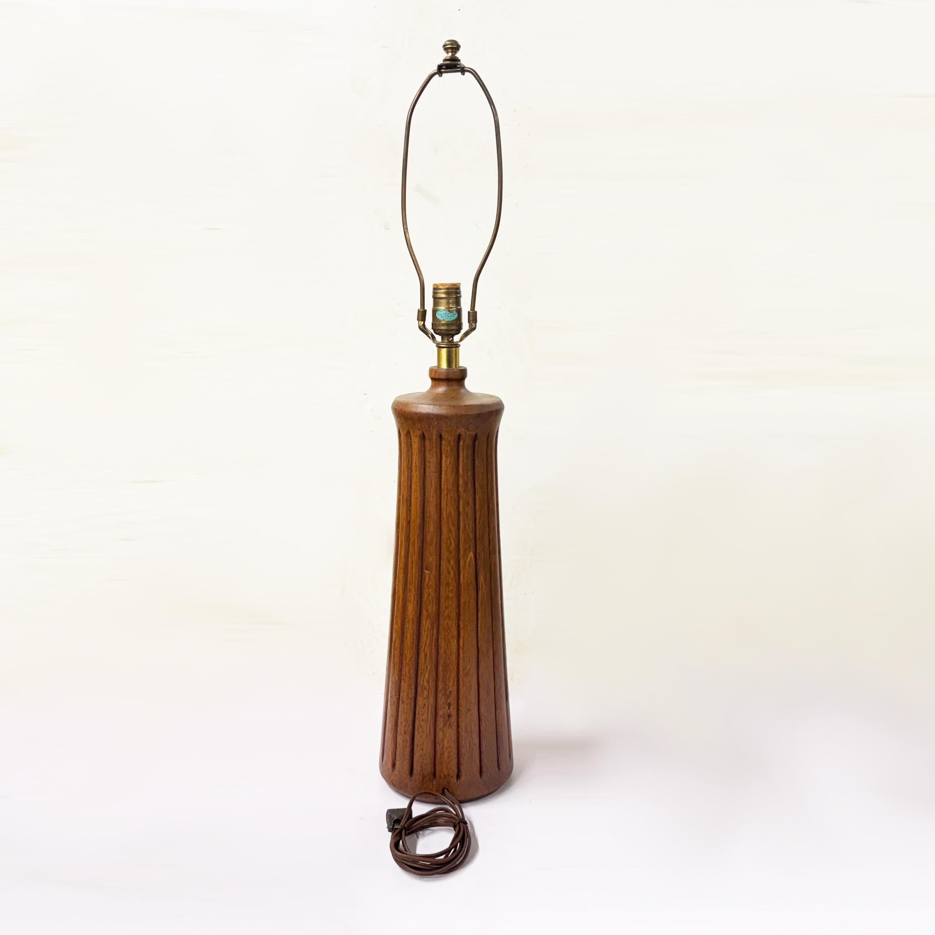 Zwei moderne geriffelte Nussbaum-Tischlampen aus der Mitte des Jahrhunderts von Zina Lamp Co. (Handgefertigt) im Angebot