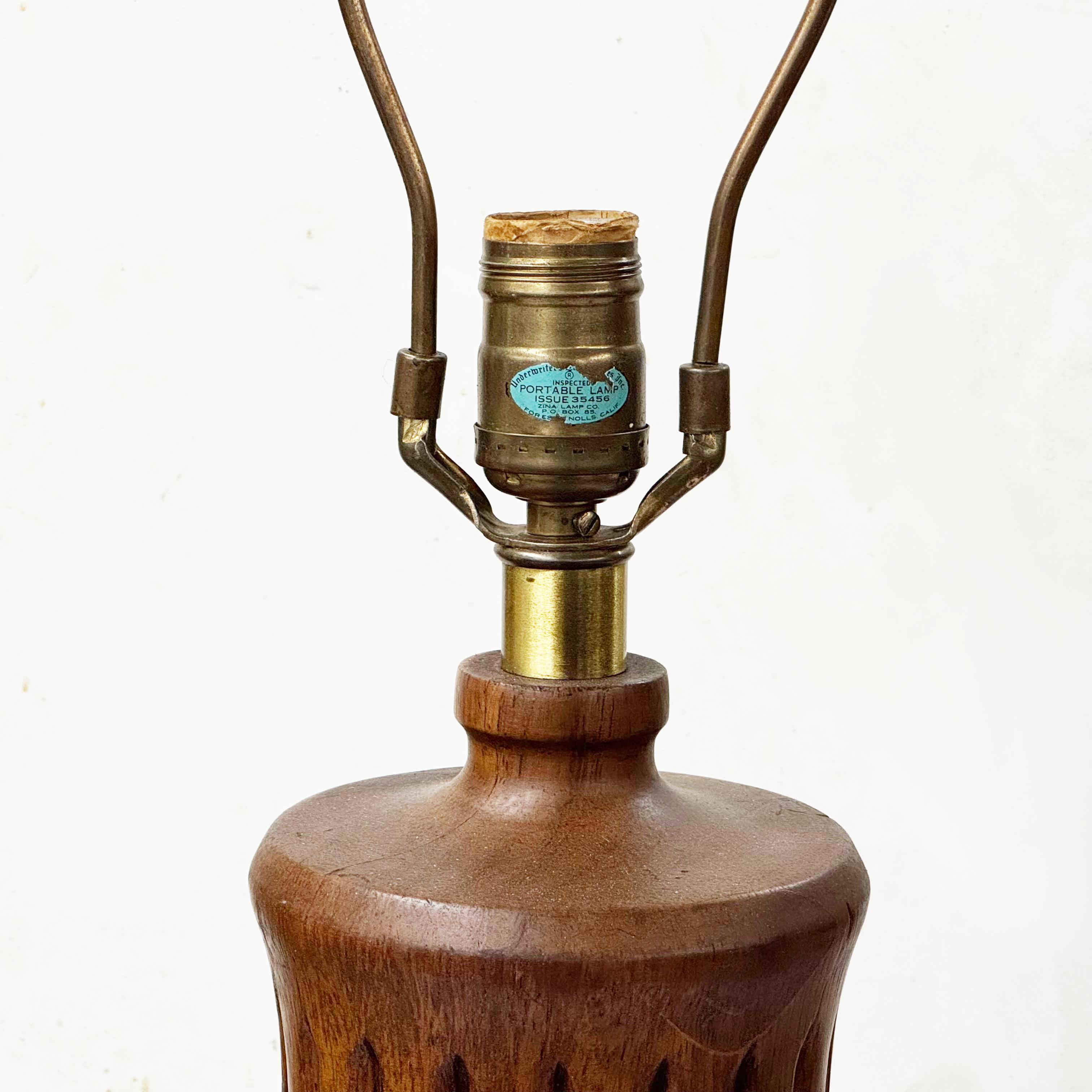 Zwei moderne geriffelte Nussbaum-Tischlampen aus der Mitte des Jahrhunderts von Zina Lamp Co. im Zustand „Gut“ im Angebot in Lafayette, IN