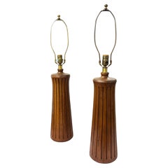Zwei moderne geriffelte Nussbaum-Tischlampen aus der Mitte des Jahrhunderts von Zina Lamp Co.
