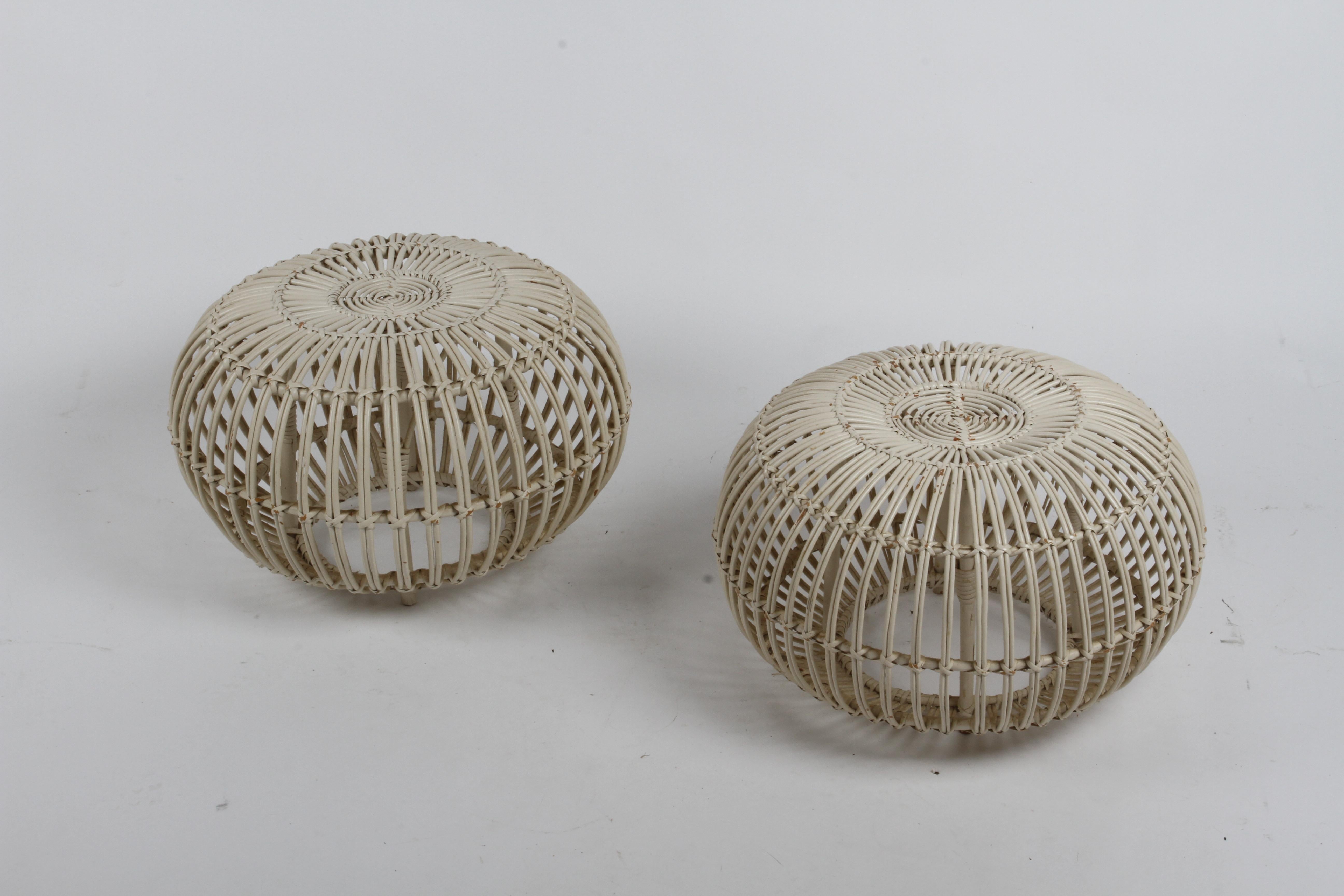Pair of Mid-Century modern Franco Albini round wicker ottomans, stools or side tables painted in off white. Manufactured by Vittorio Bonacina, Italy. Paint appears to be original, some loss to paint. 