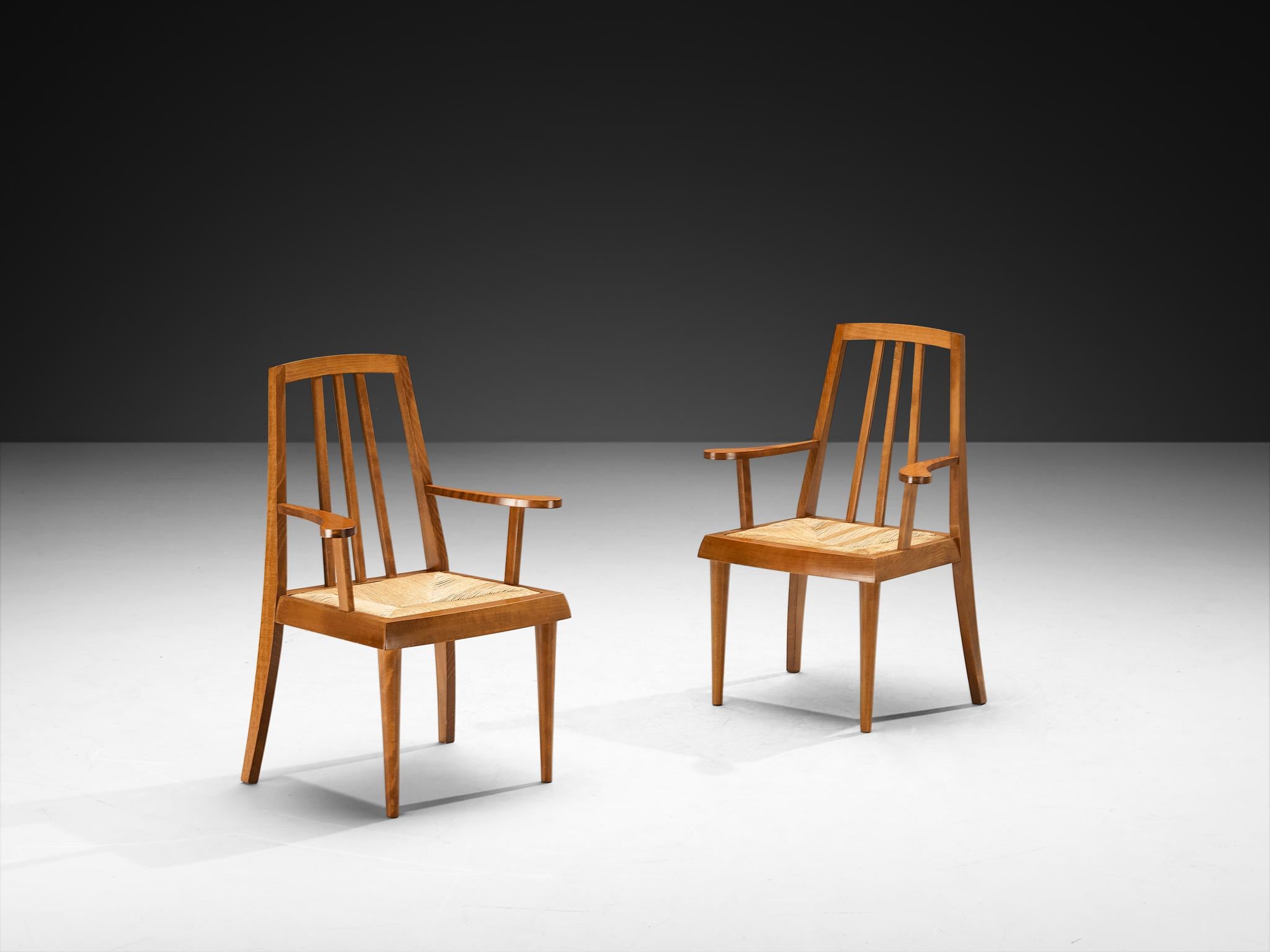 Coppia di poltrone, faggio, giunco, Francia, anni '50 

Un affascinante set di sedie francesi degli anni '50, realizzate in legno di faggio con un'attenzione particolare alla chiarezza delle linee e delle proporzioni. Gli schienali trapezoidali