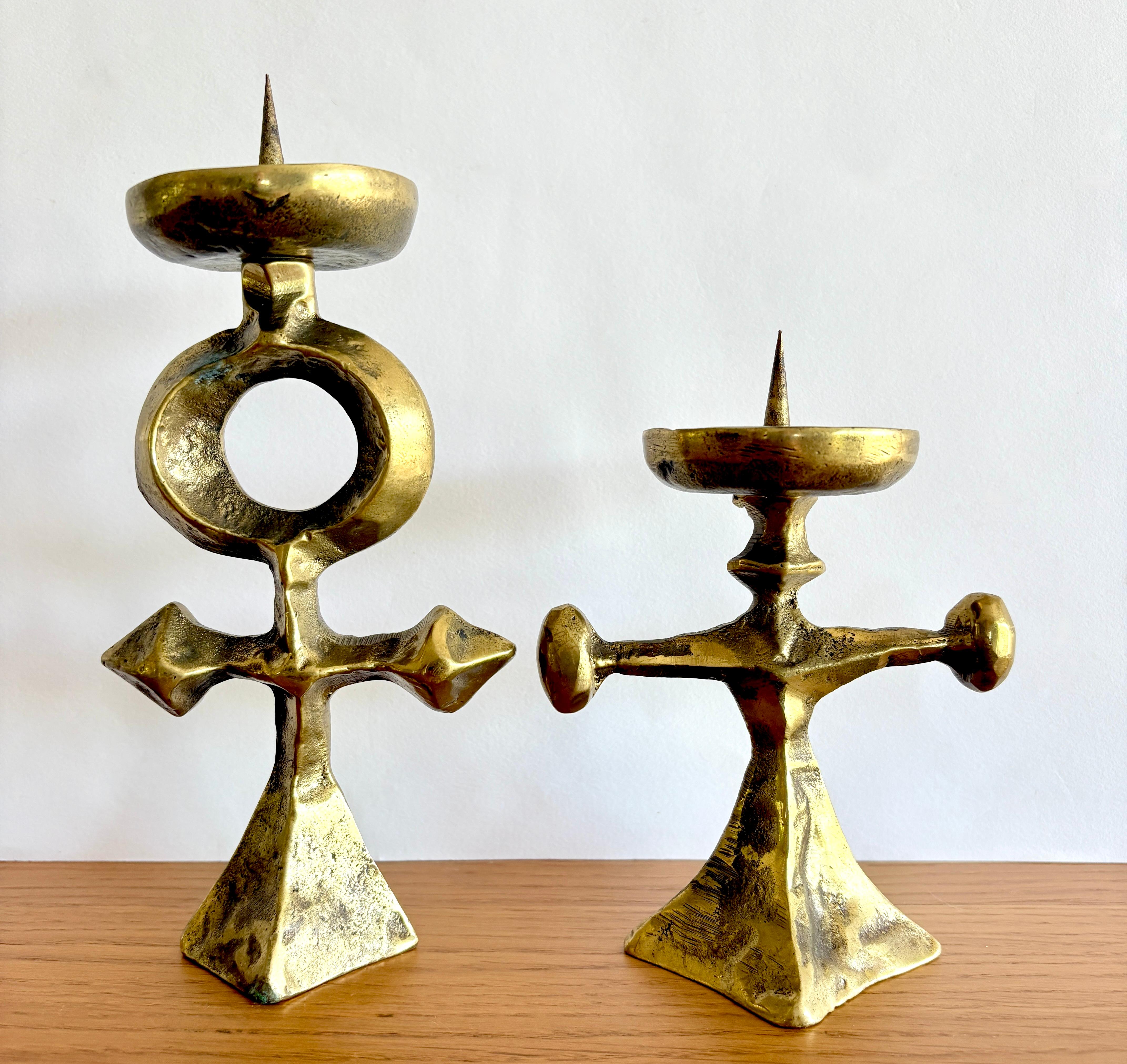 Metalwork Pair of Mid-Century Modern French Brutalist Candle Holders in Bronze For Sale