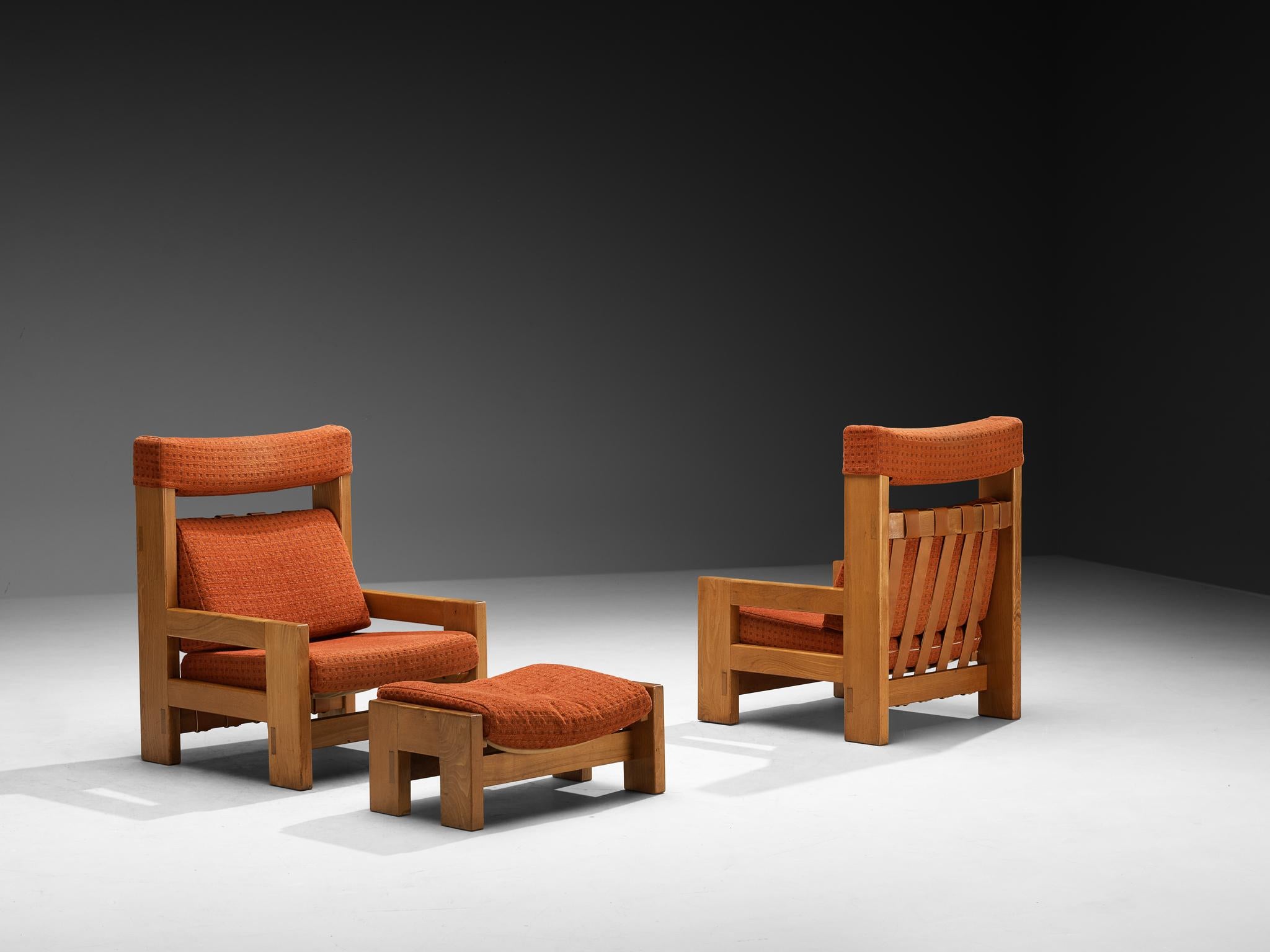 Paire de chaises longues et ottoman, tissu, orme, France, années 1960

Ces fauteuils de salon français et le pouf assorti des années 1960 présentent une forme audacieuse et sculpturale, alliant la clarté géométrique au confort et à la solidité. La