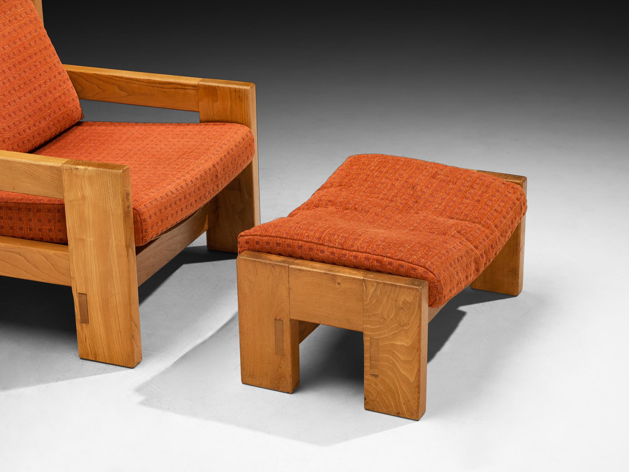 Mid-Century Modern Paire de chaises longues et d'ottomans en orme massif de style français du milieu du siècle dernier en vente