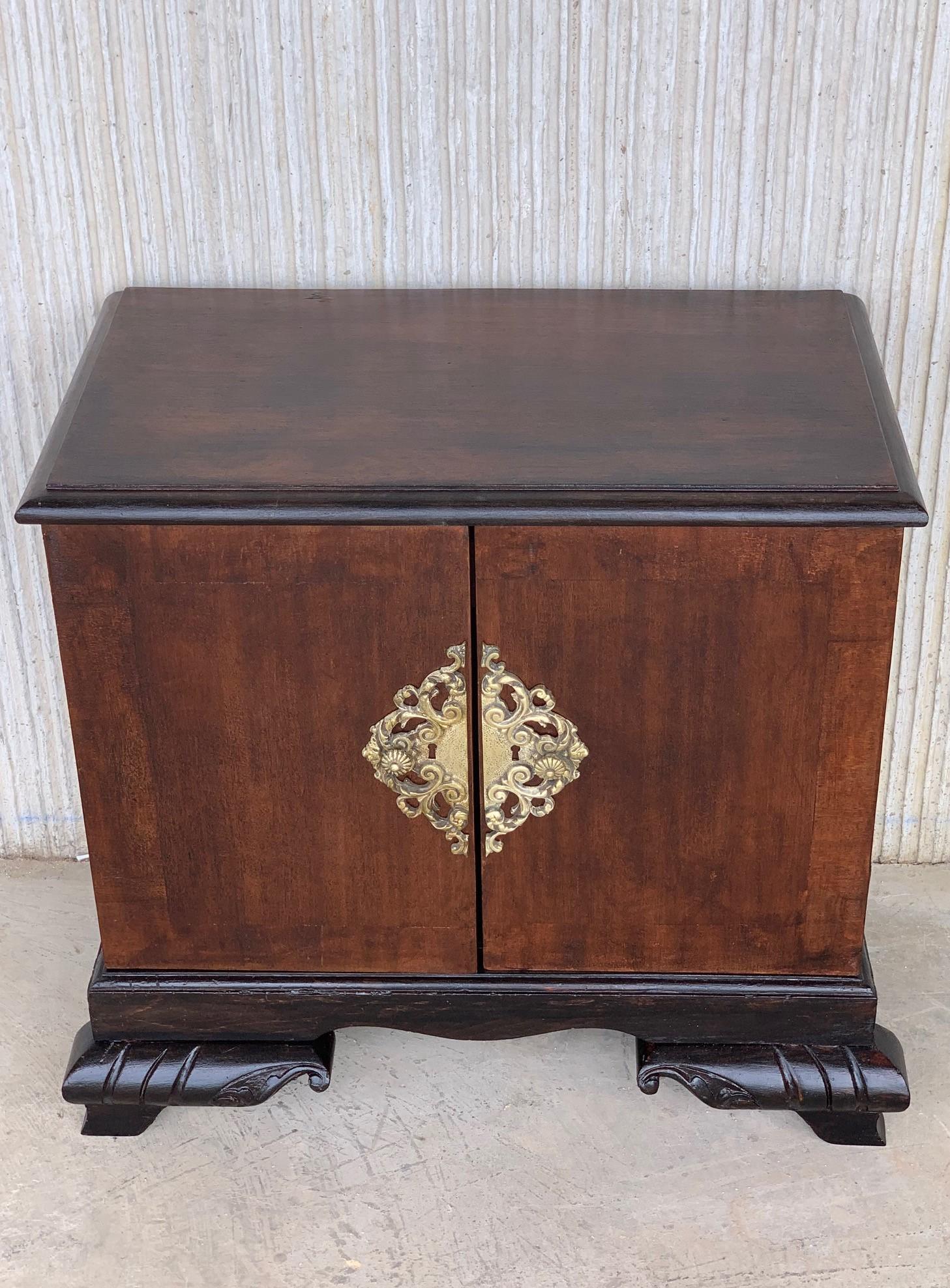 Mid-Century Modern Paire de tables de nuit mi-siècle modernes à façade avant avec quincaillerie d'origine en vente