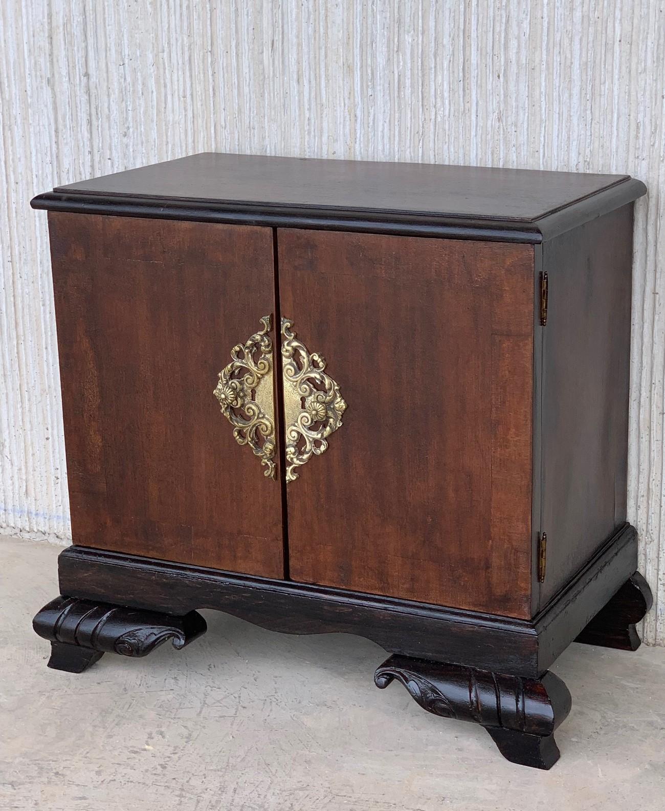 Français Paire de tables de nuit mi-siècle modernes à façade avant avec quincaillerie d'origine en vente