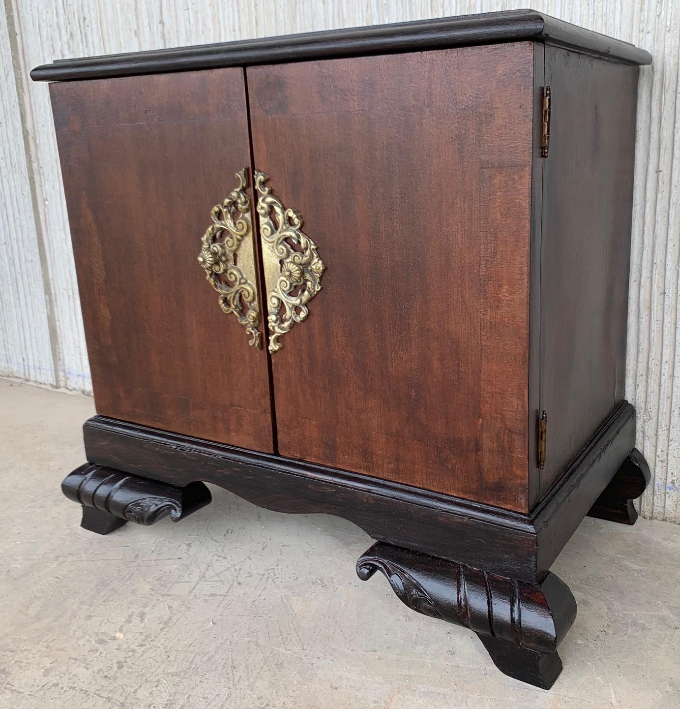 Paire de tables de nuit mi-siècle modernes à façade avant avec quincaillerie d'origine Bon état - En vente à Miami, FL
