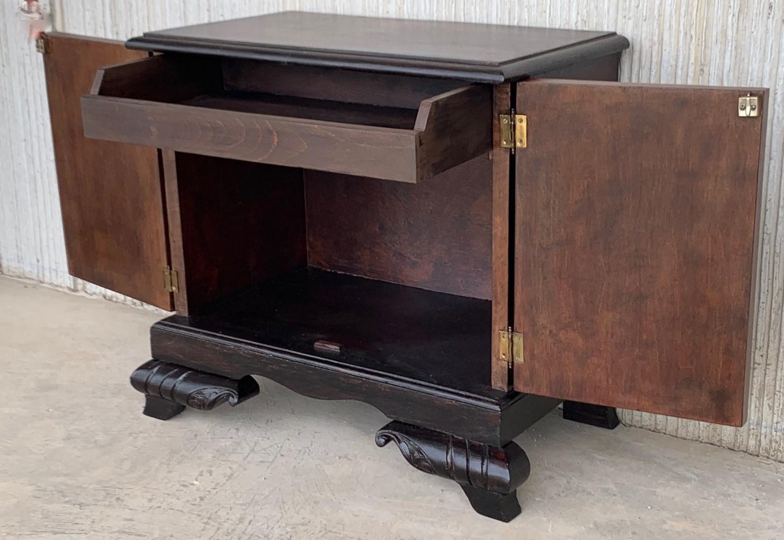 Paire de tables de nuit mi-siècle modernes à façade avant avec quincaillerie d'origine en vente 2