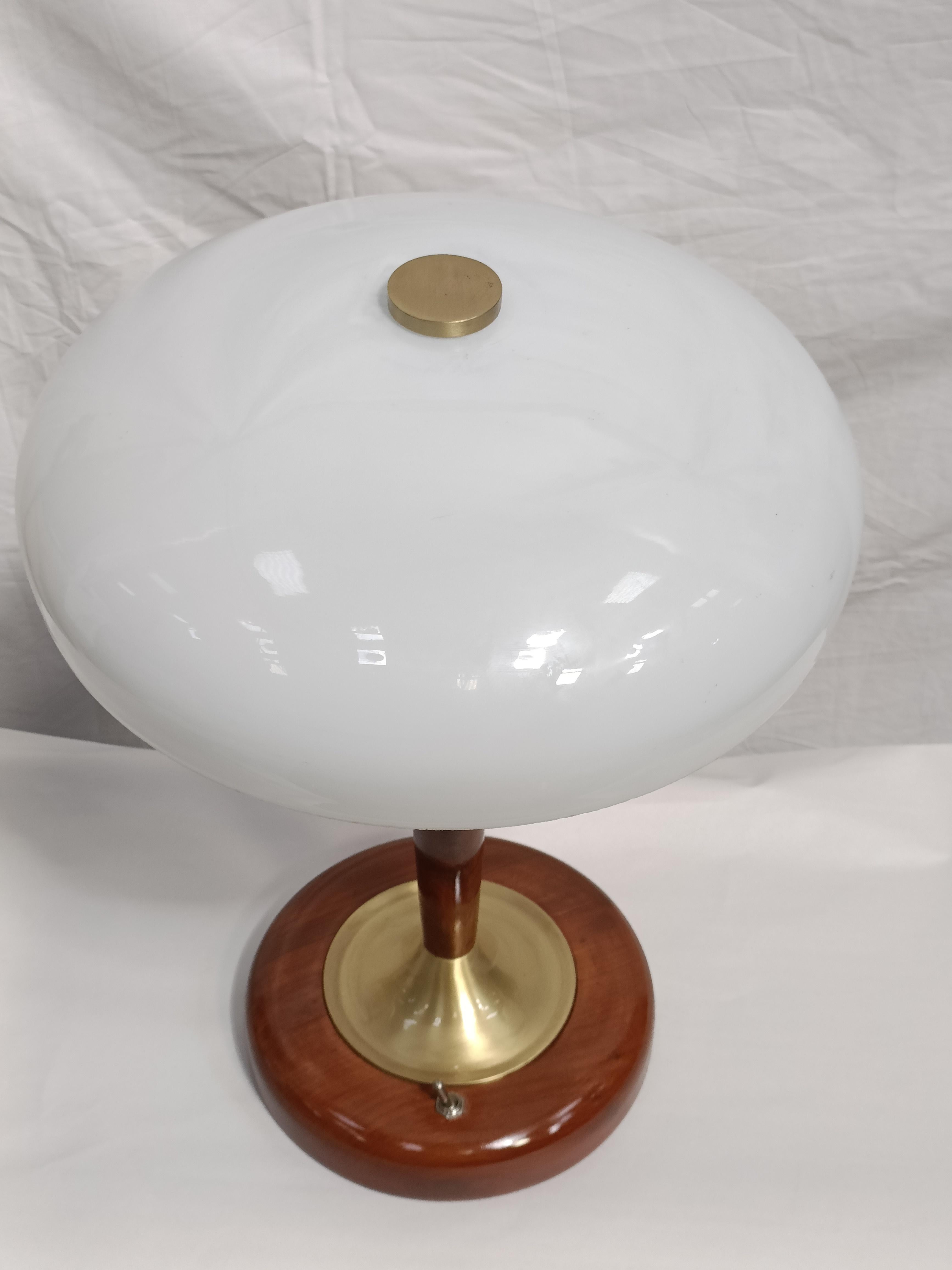 Pair of Mid Century Modern Frosted Shade Table Lamps In Good Condition For Sale In Nantucket, MA