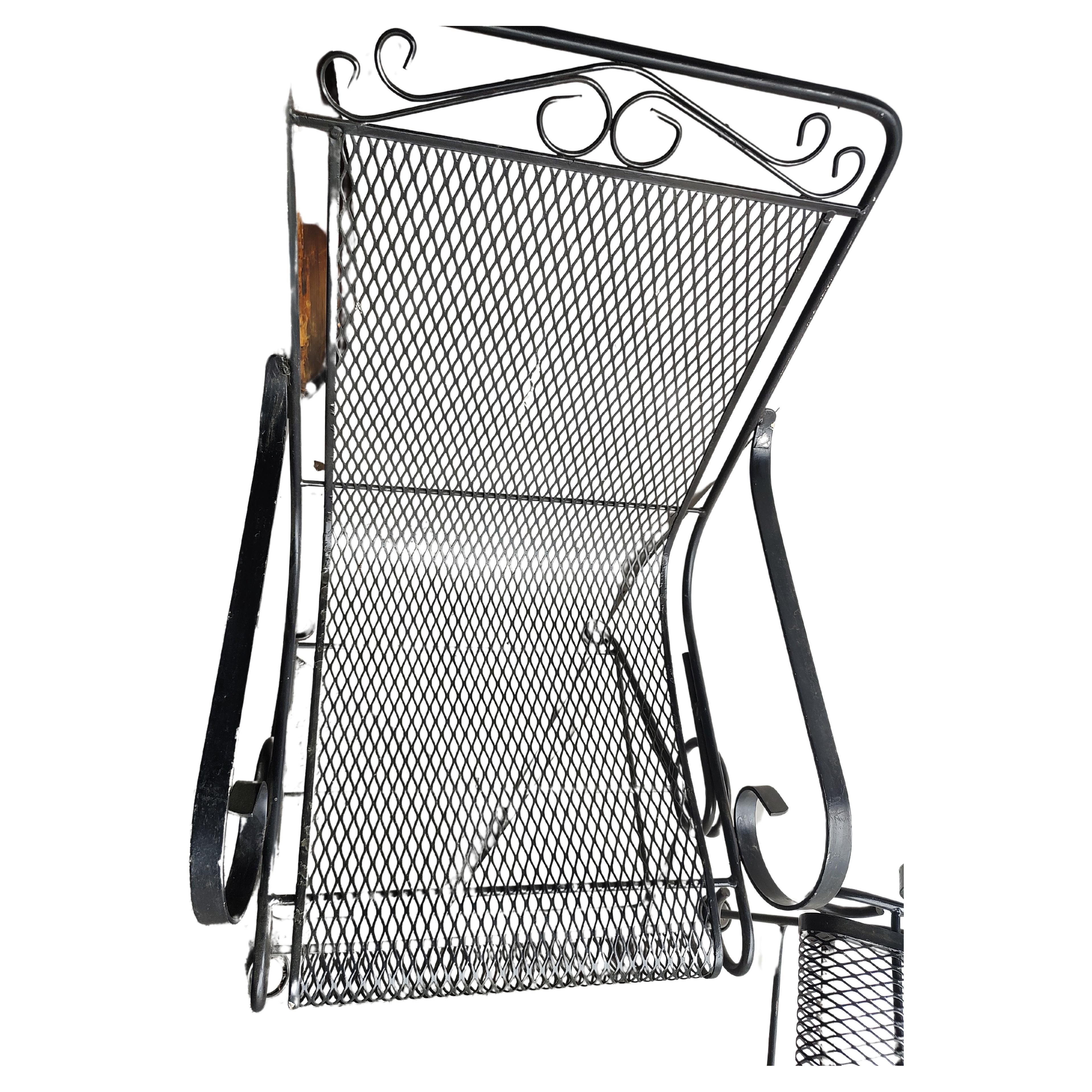 Fantastica coppia di poltrone lounge con schienale alto e molla in acciaio di Russell Woodard & co. Grande stile e comfort eccezionale. In eccellenti condizioni vintage con un'usura minima.