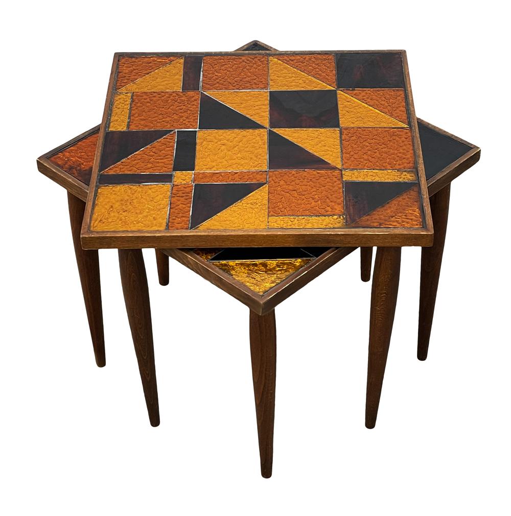Mid-Century Modern Paire de tables d'appoint empilables Georges Briard, en noyer et verre, datant du milieu du siècle dernier en vente