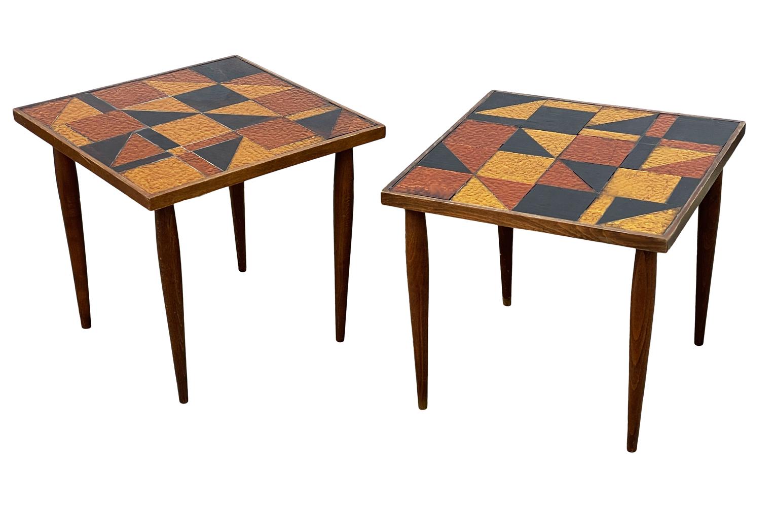 Pair of Mid Century Modern Georges Briard Stacking End Tables in Walnut & Glass In Good Condition For Sale In Philadelphia, PA