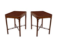 Paar Mid Century Modern Georgian Revival Mahagoni Beistelltische