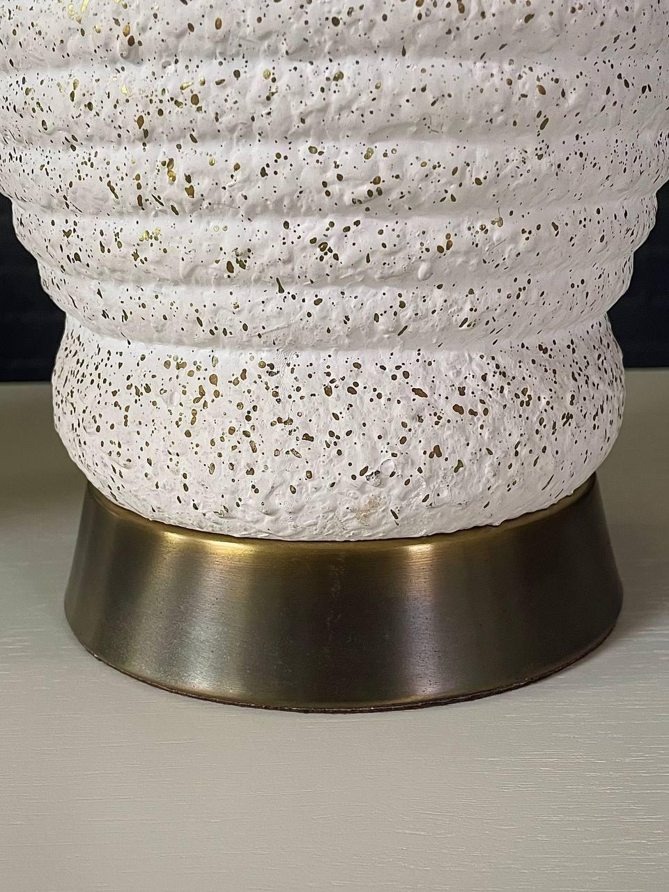 Paire de lampes de table d'appoint en laiton et gesso de style Modernity en vente 3