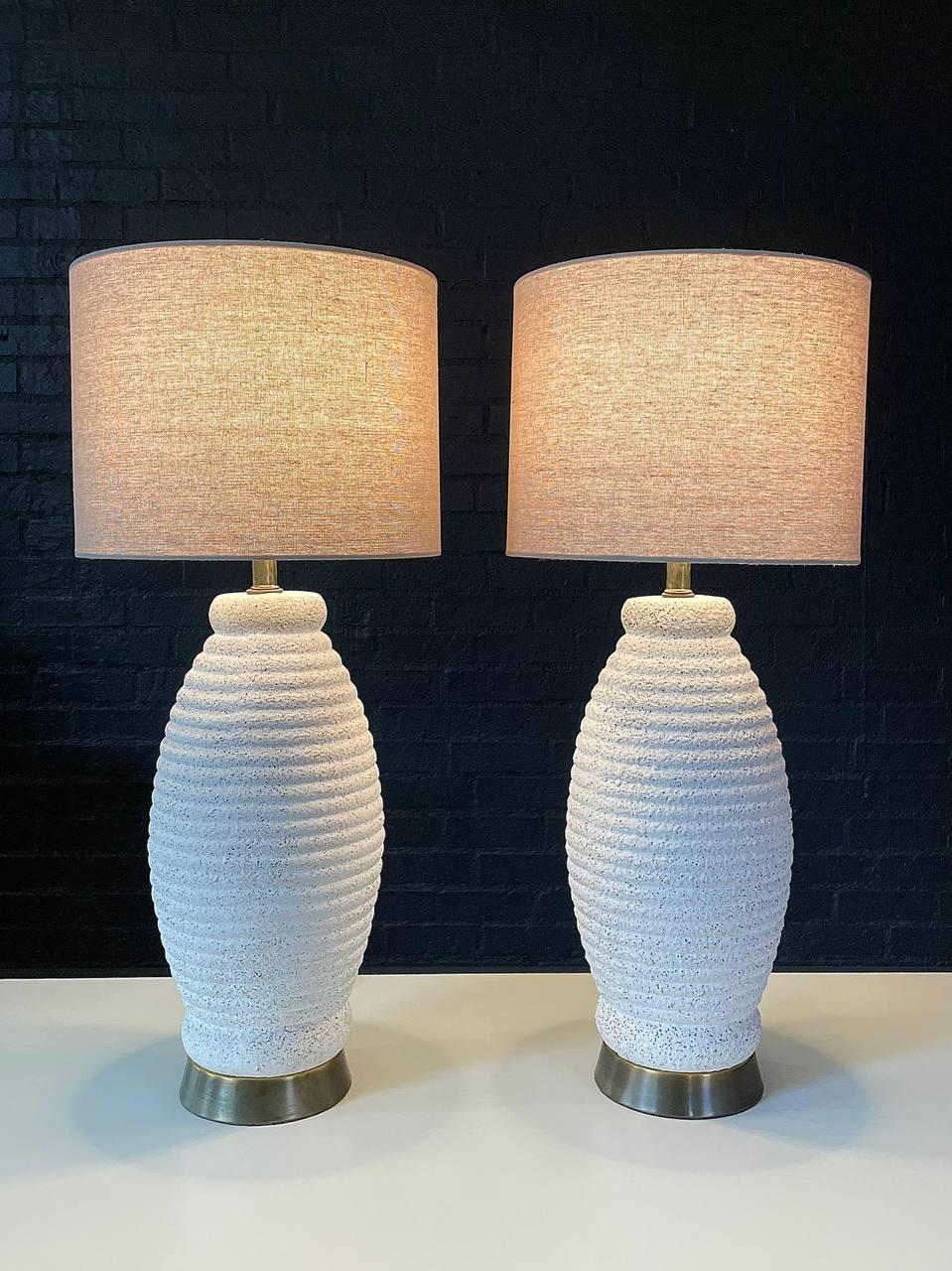 Mid-Century Modern Paire de lampes de table d'appoint en laiton et gesso de style Modernity en vente