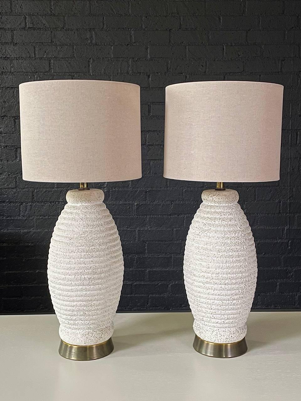Américain Paire de lampes de table d'appoint en laiton et gesso de style Modernity en vente