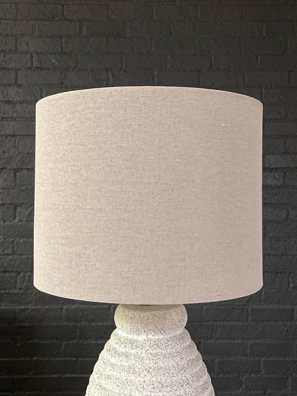Paire de lampes de table d'appoint en laiton et gesso de style Modernity Bon état - En vente à Los Angeles, CA