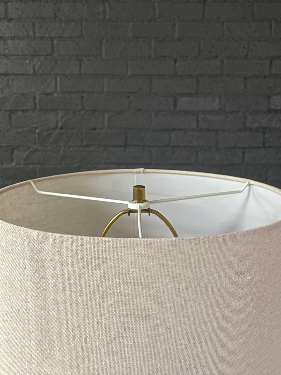 Milieu du XXe siècle Paire de lampes de table d'appoint en laiton et gesso de style Modernity en vente
