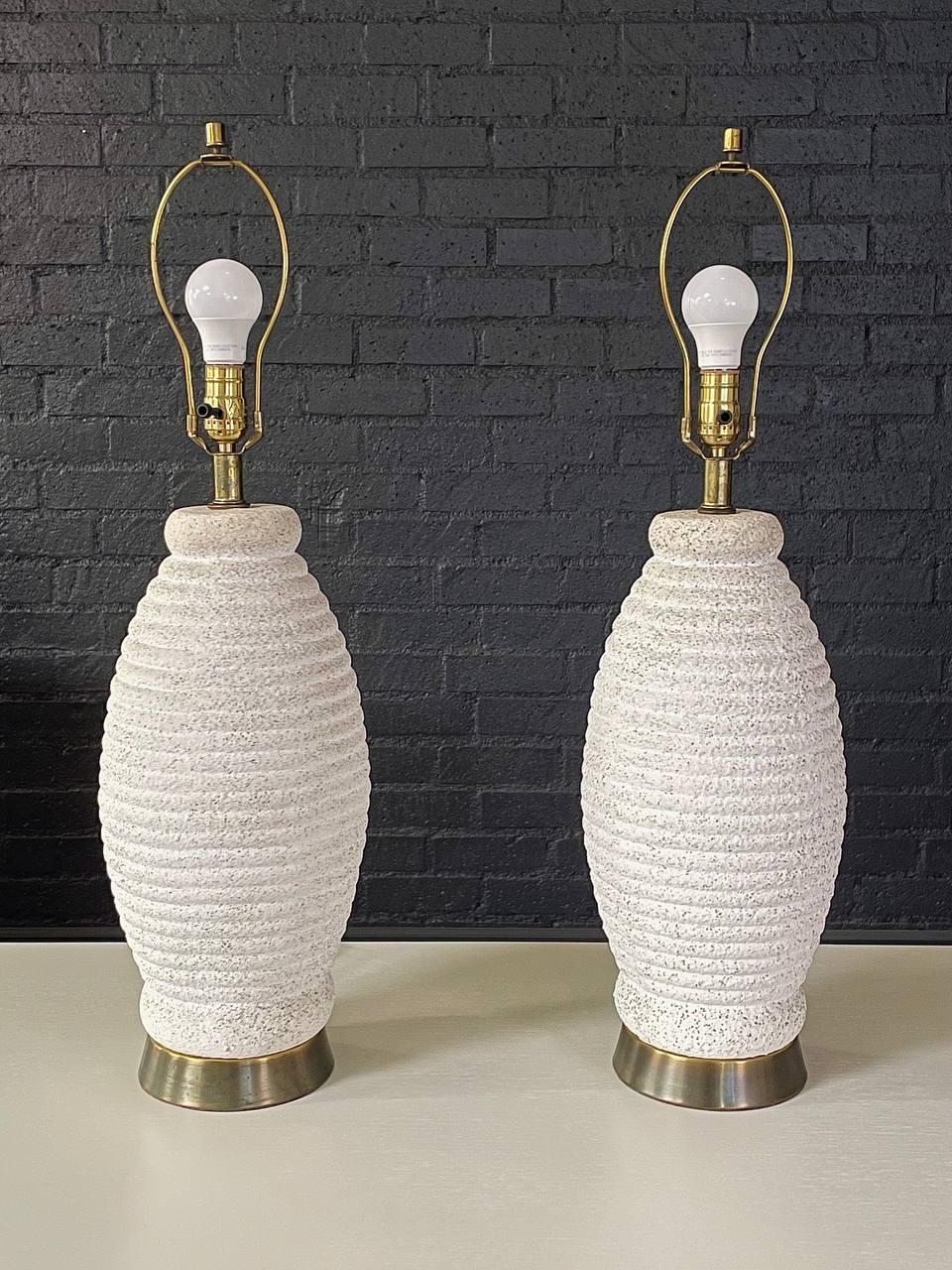 Gesso Paire de lampes de table d'appoint en laiton et gesso de style Modernity en vente
