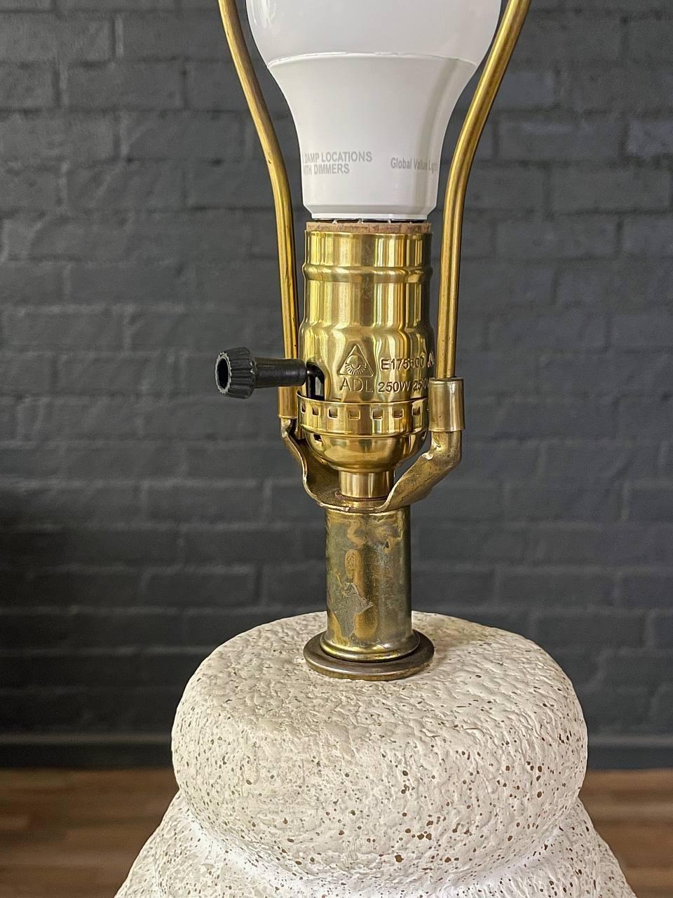 Paire de lampes de table d'appoint en laiton et gesso de style Modernity en vente 1