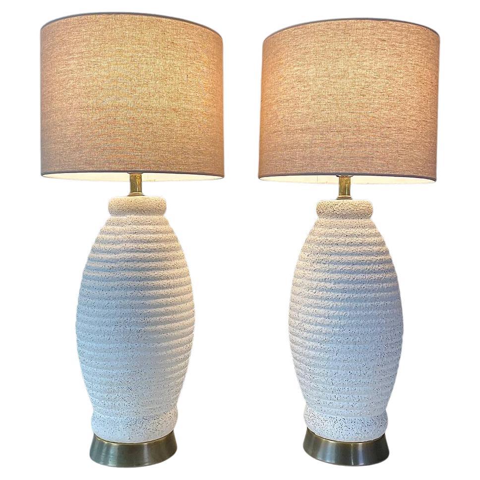 Paire de lampes de table d'appoint en laiton et gesso de style Modernity