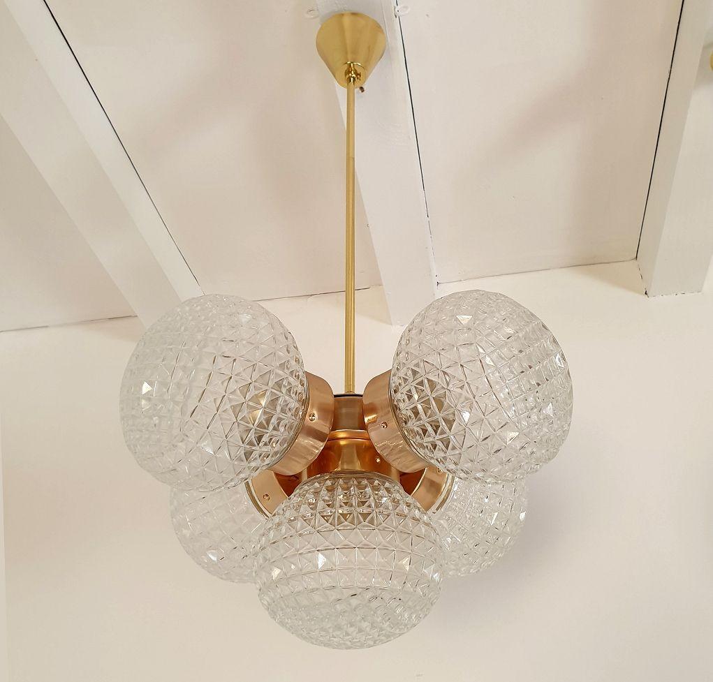 Italiano Coppia di lampadari in vetro della Modernità di metà secolo in vendita