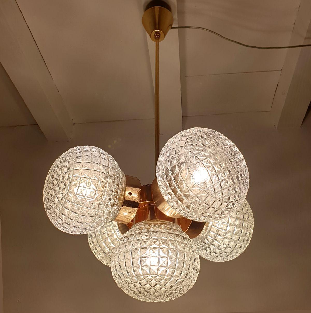 Ottone Coppia di lampadari in vetro della Modernità di metà secolo in vendita