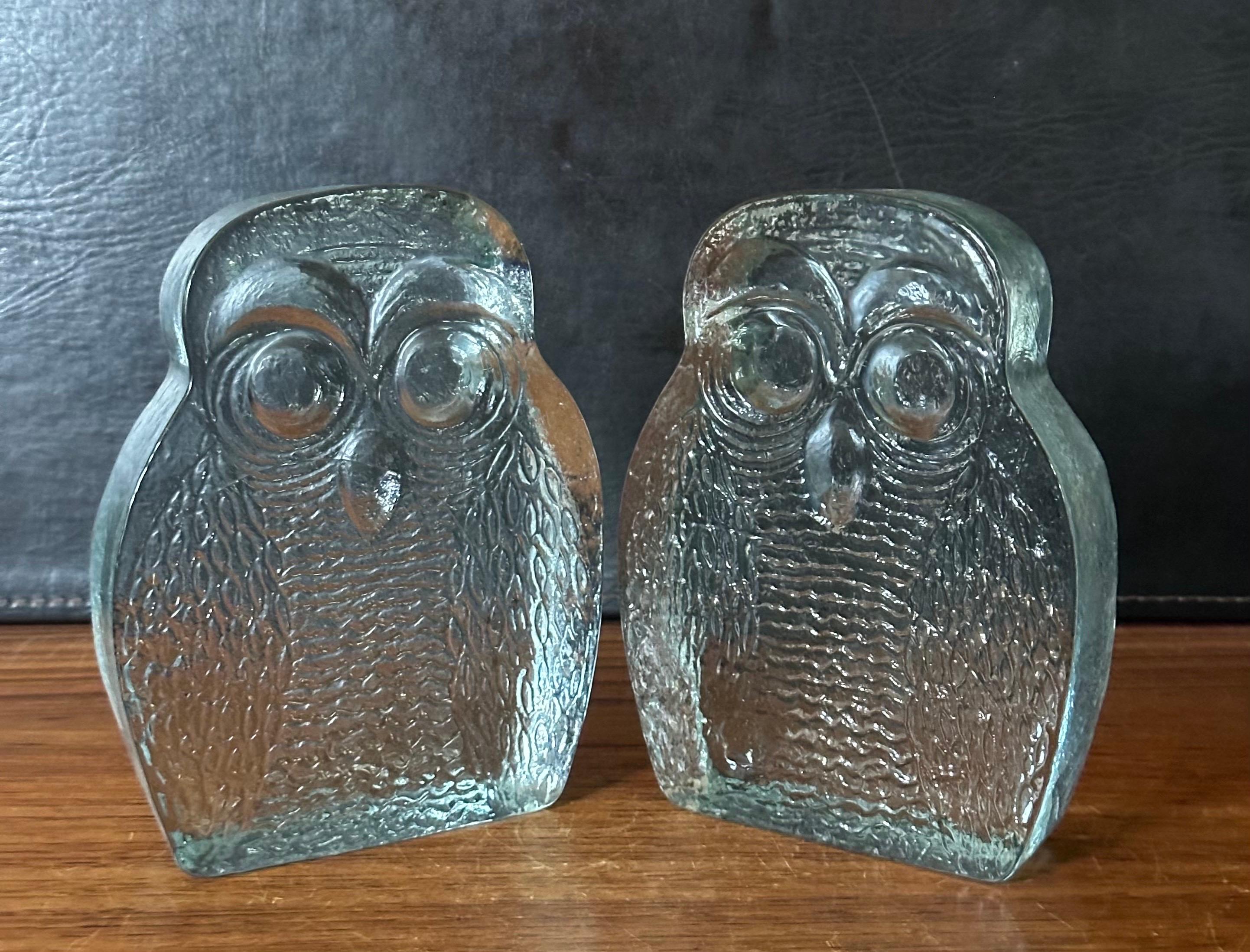 Pair of Mid-Century Modern Glass Owl Bookends by Blenko In Good Condition For Sale In San Diego, CA