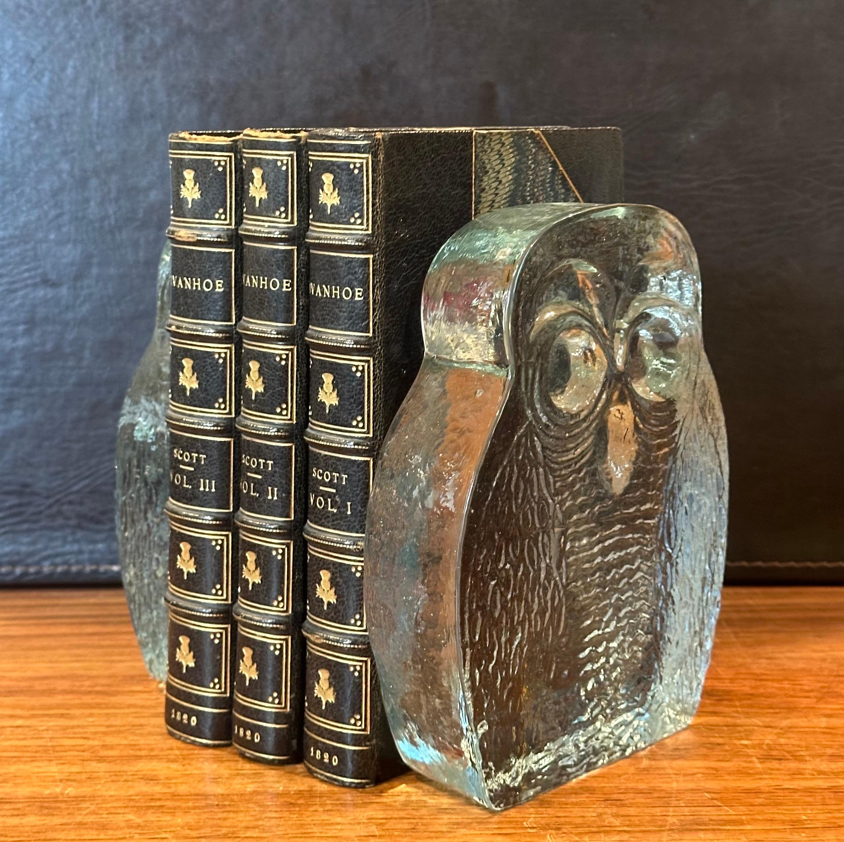 20th Century Pair of Mid-Century Modern Glass Owl Bookends by Blenko For Sale