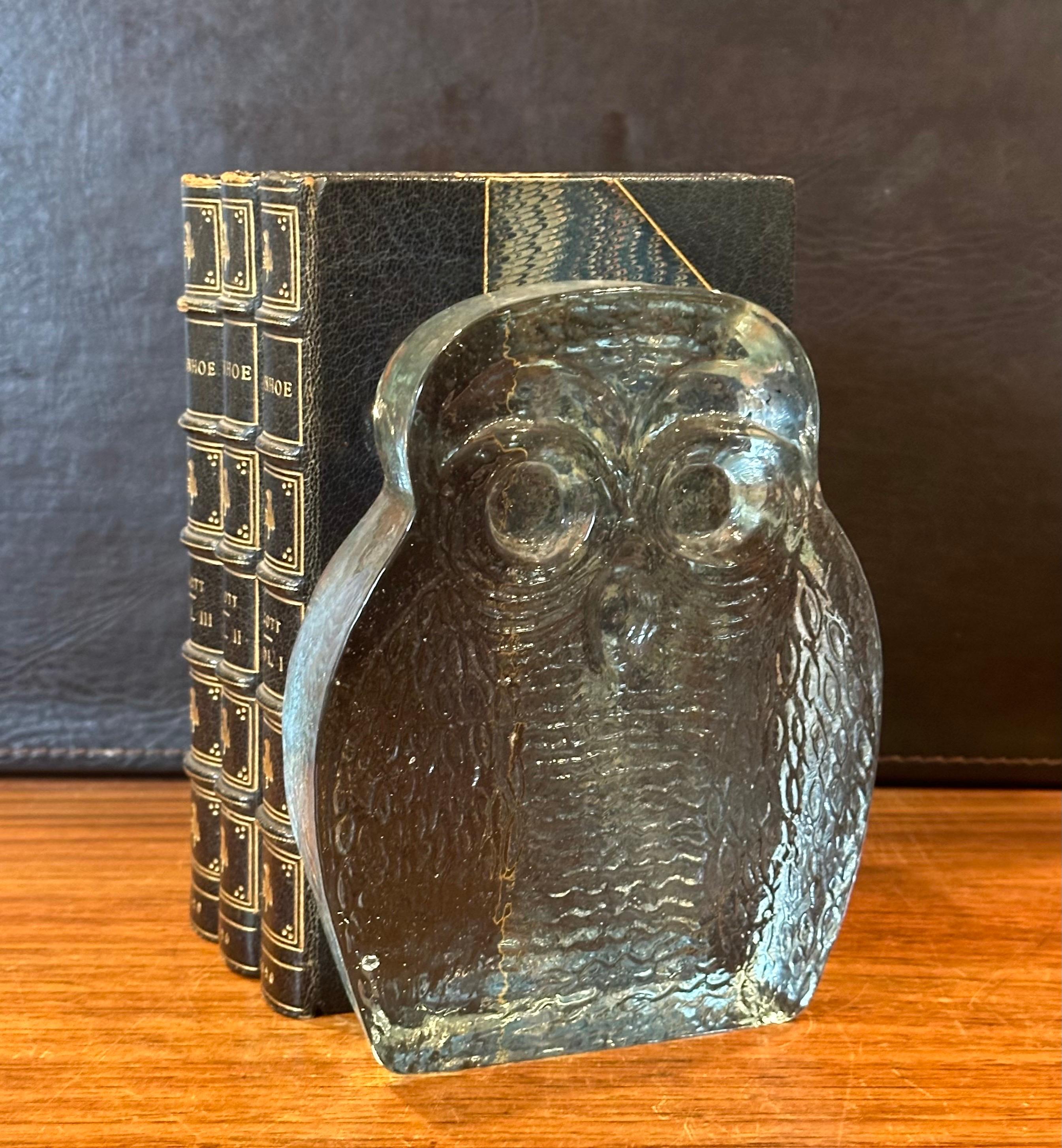 Blown Glass Pair of Mid-Century Modern Glass Owl Bookends by Blenko For Sale