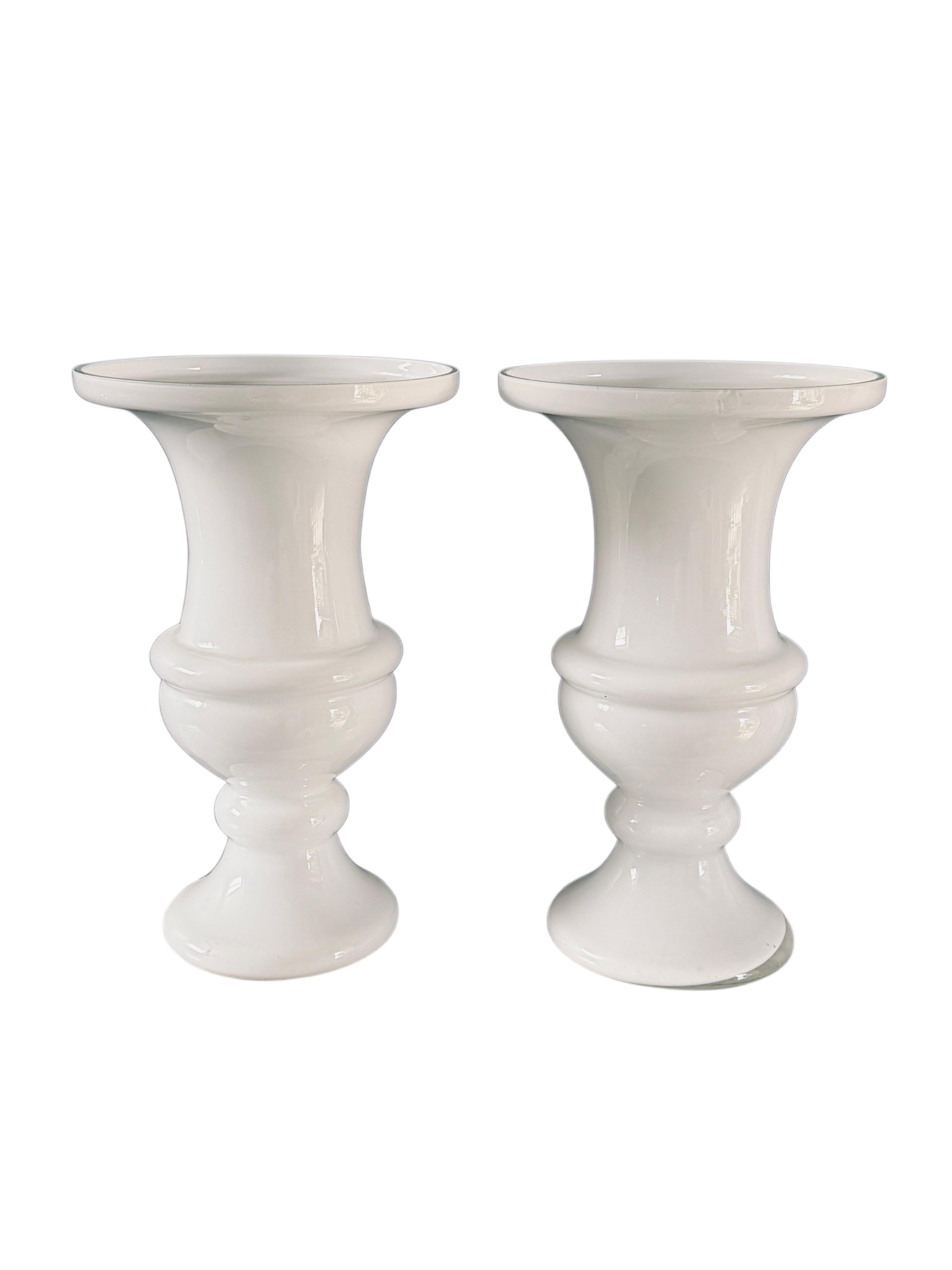 Paire de vases à piédestal en verre du milieu du siècle dernier