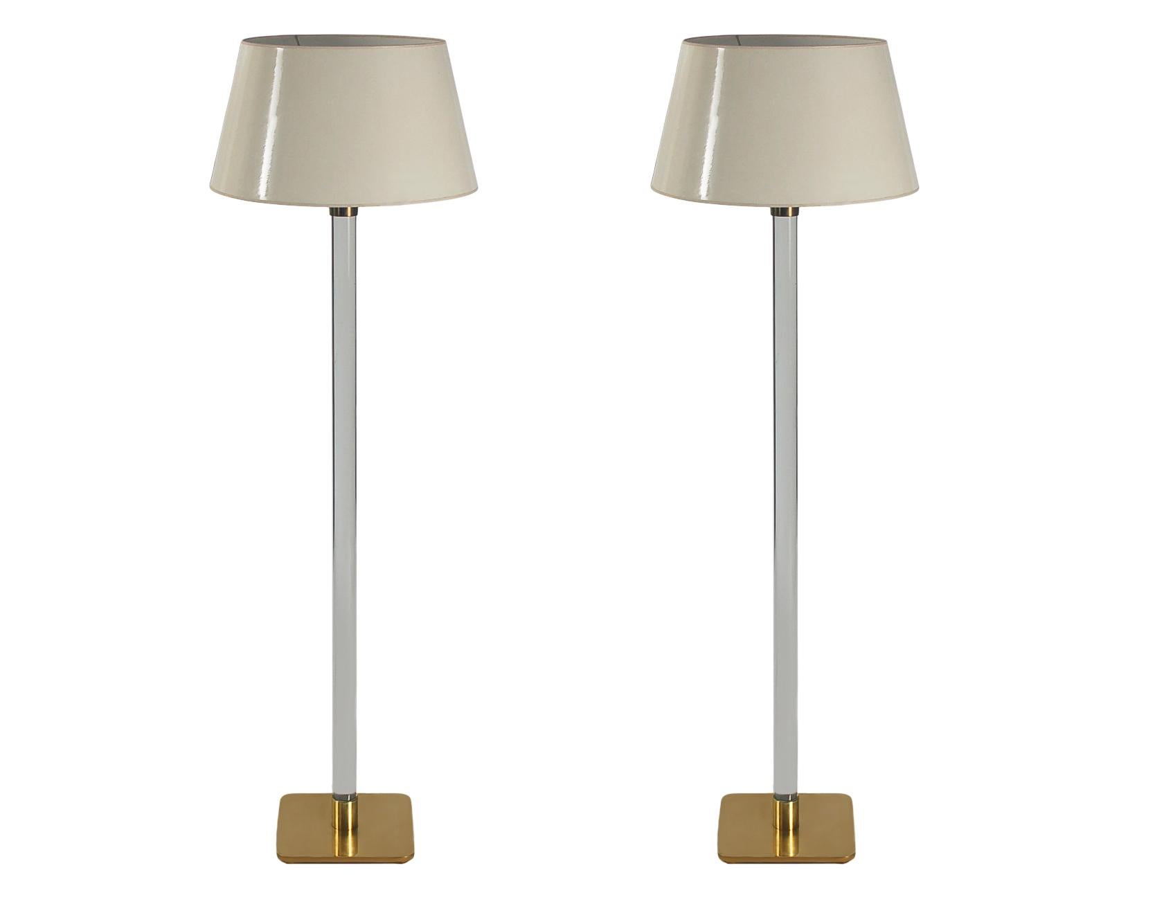 Pair of Mid-Century Modern Glass Rod & Brass Floor Lamps by Hansen of New York In Good Condition In Philadelphia, PA