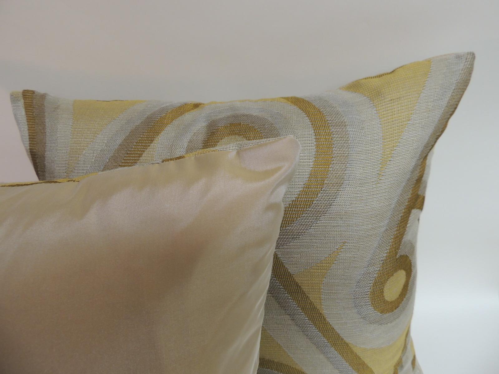 Pair of Mid-Century Modern Gold and Yellow Decorative Pillows In Good Condition In Oakland Park, FL