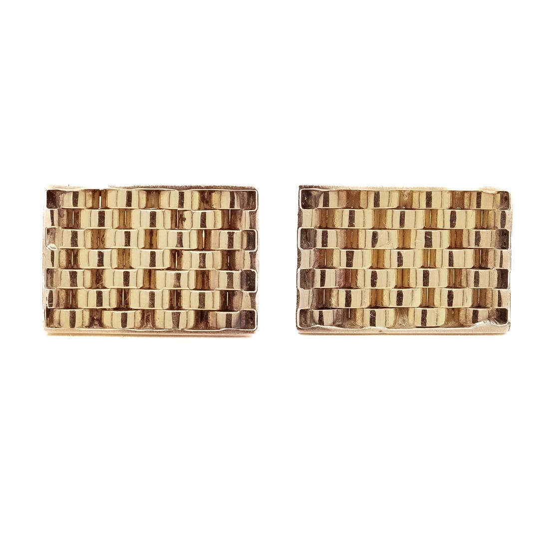 A fine pair of Mid-Century Modern cufflinks.

In 10k yellow gold. 

With frame rectangular basket weave heads and toggle backs.

Simply a wonderful pair of Mid-Century cufflinks for the sharp dresser!

Date:
Mid-20th Century

Overall Condition:
They