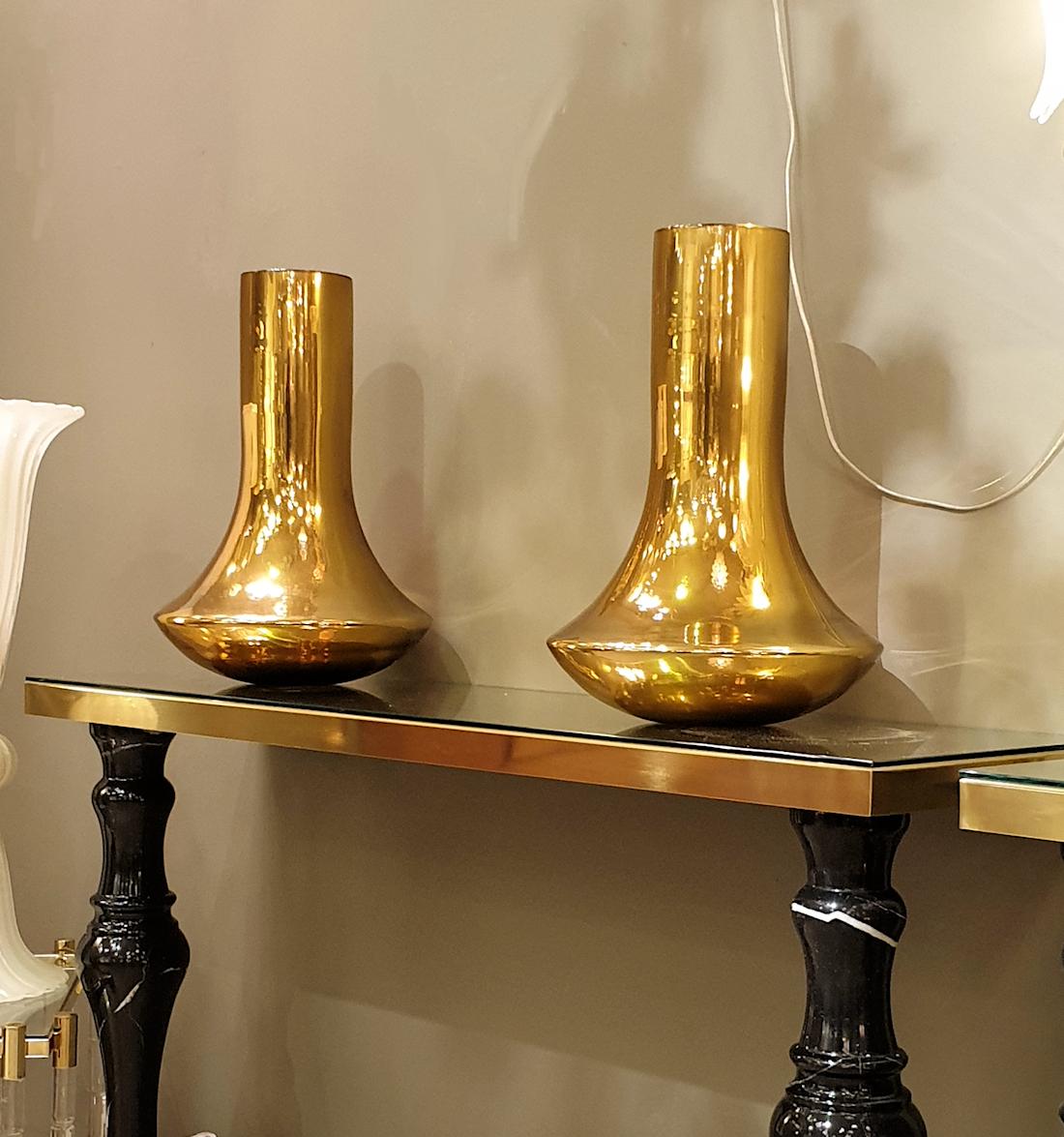 Zwei große Vasen aus goldenem Murano-Glas im modernistischen Stil der Jahrhundertwende.
Das große Vasenpaar ist aus goldenem Murano-Glas mit Spiegeleffekt gefertigt.
Das Glas ist undurchsichtig und hat eine schöne Dicke.
Ihre reinen und einfachen