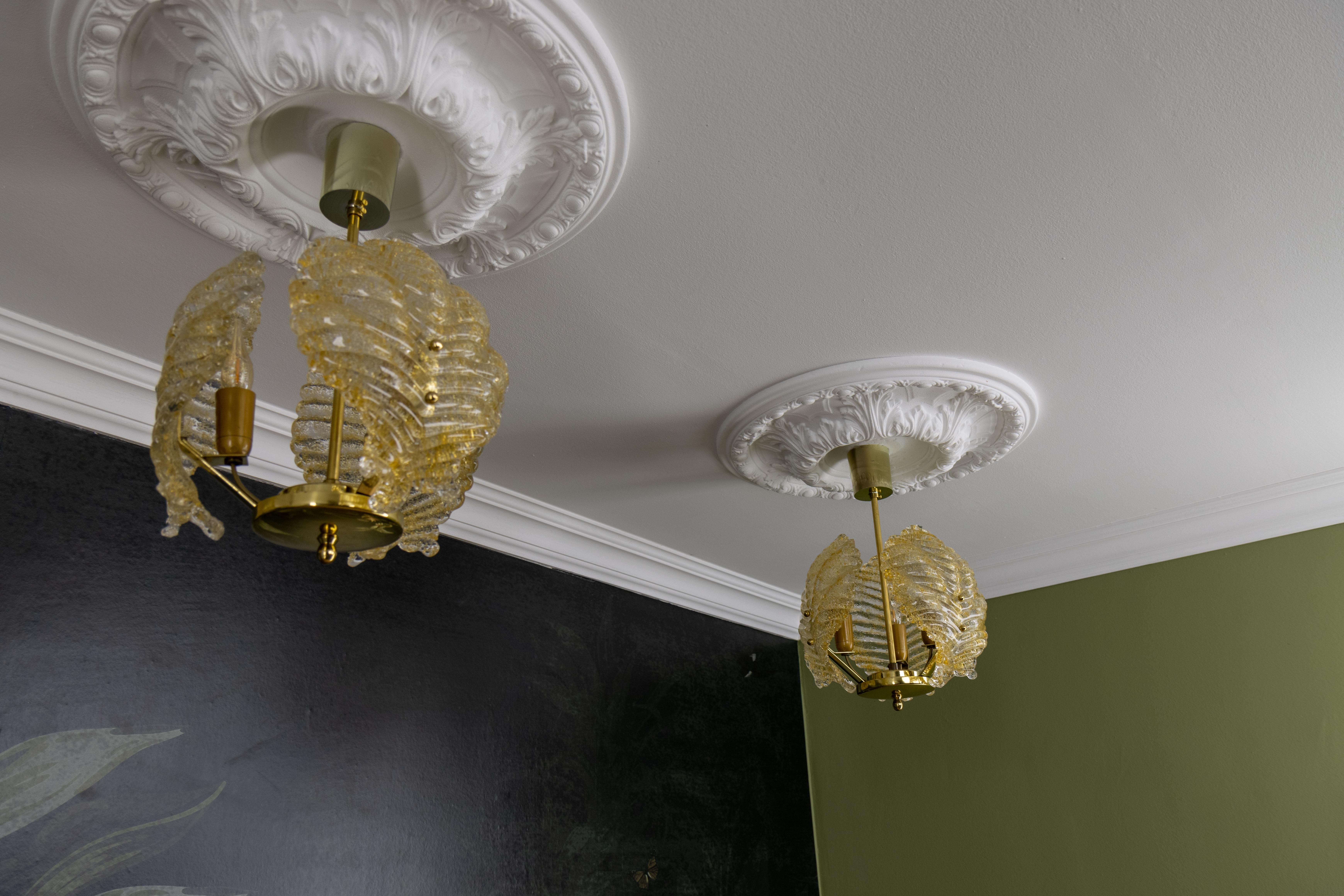 Pair of Mid-Century Modern Golden Inclusions Glass Pendant Lights, 1960s In Good Condition For Sale In Barntrup, DE