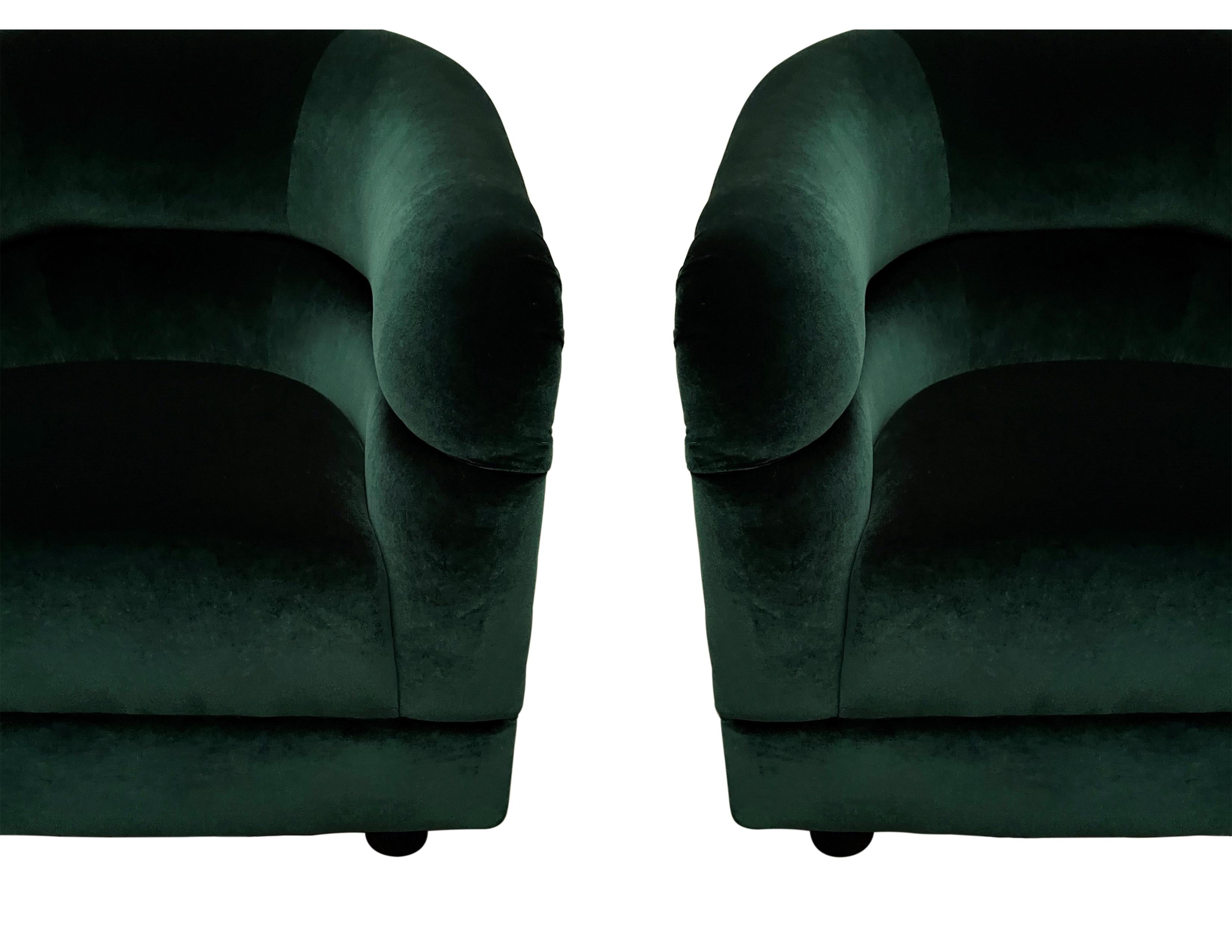 Zwei Mid-Century Modern Green Barrel Back Lounge Chairs (Moderne der Mitte des Jahrhunderts) im Angebot