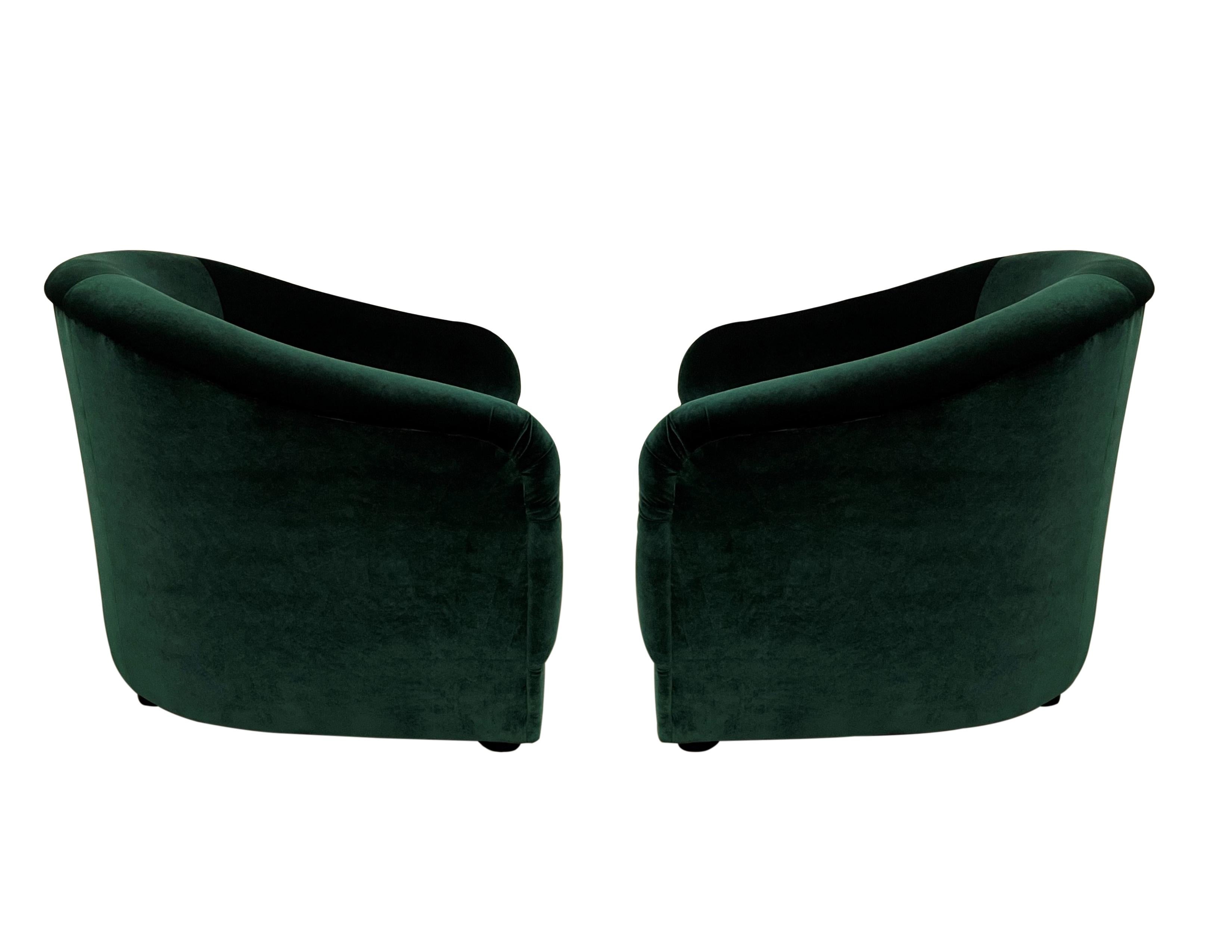 Zwei Mid-Century Modern Green Barrel Back Lounge Chairs (Ende des 20. Jahrhunderts) im Angebot
