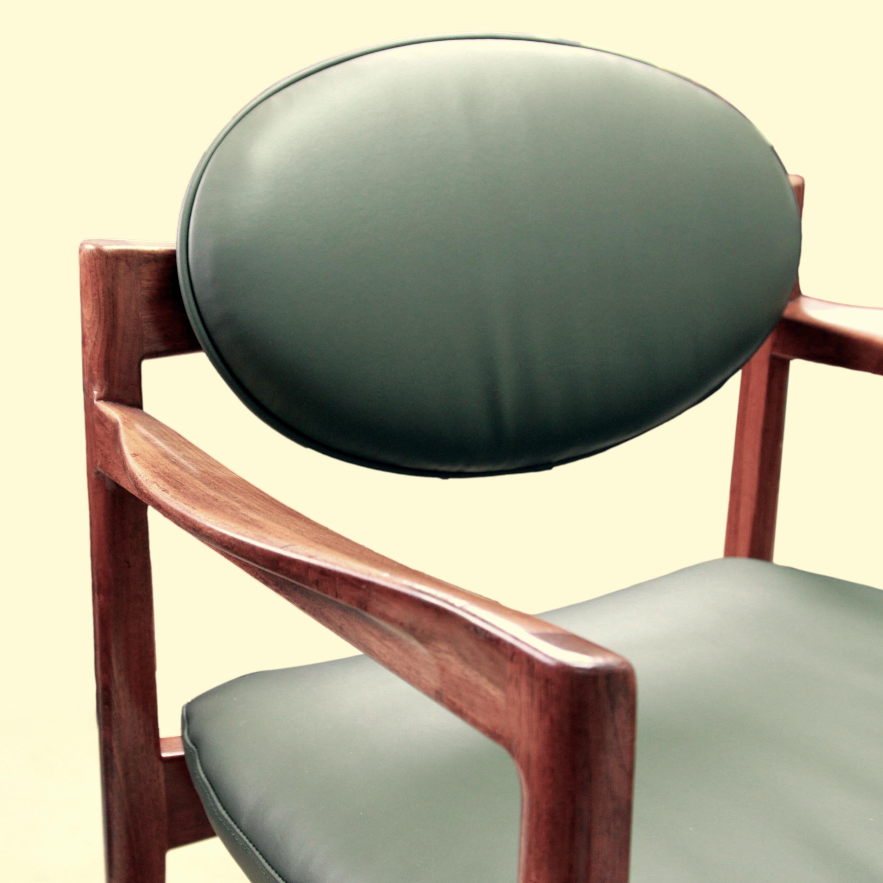Pair of Mid-Century Modern Green Leather Oval-Back Armchairs Chair by Jens Risom For Sale 5