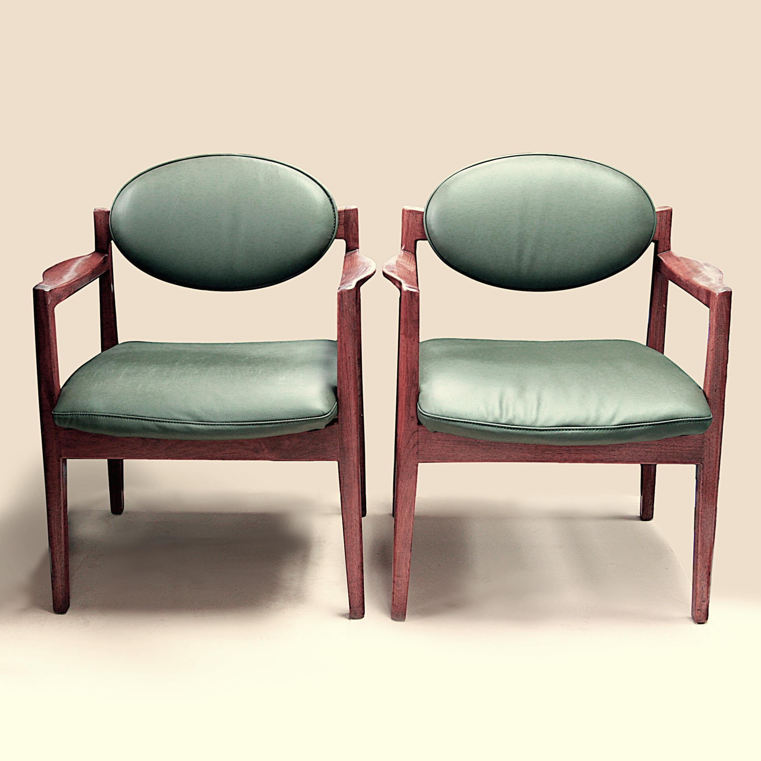 American Pair of Mid-Century Modern Green Leather Oval-Back Armchairs Chair by Jens Risom For Sale
