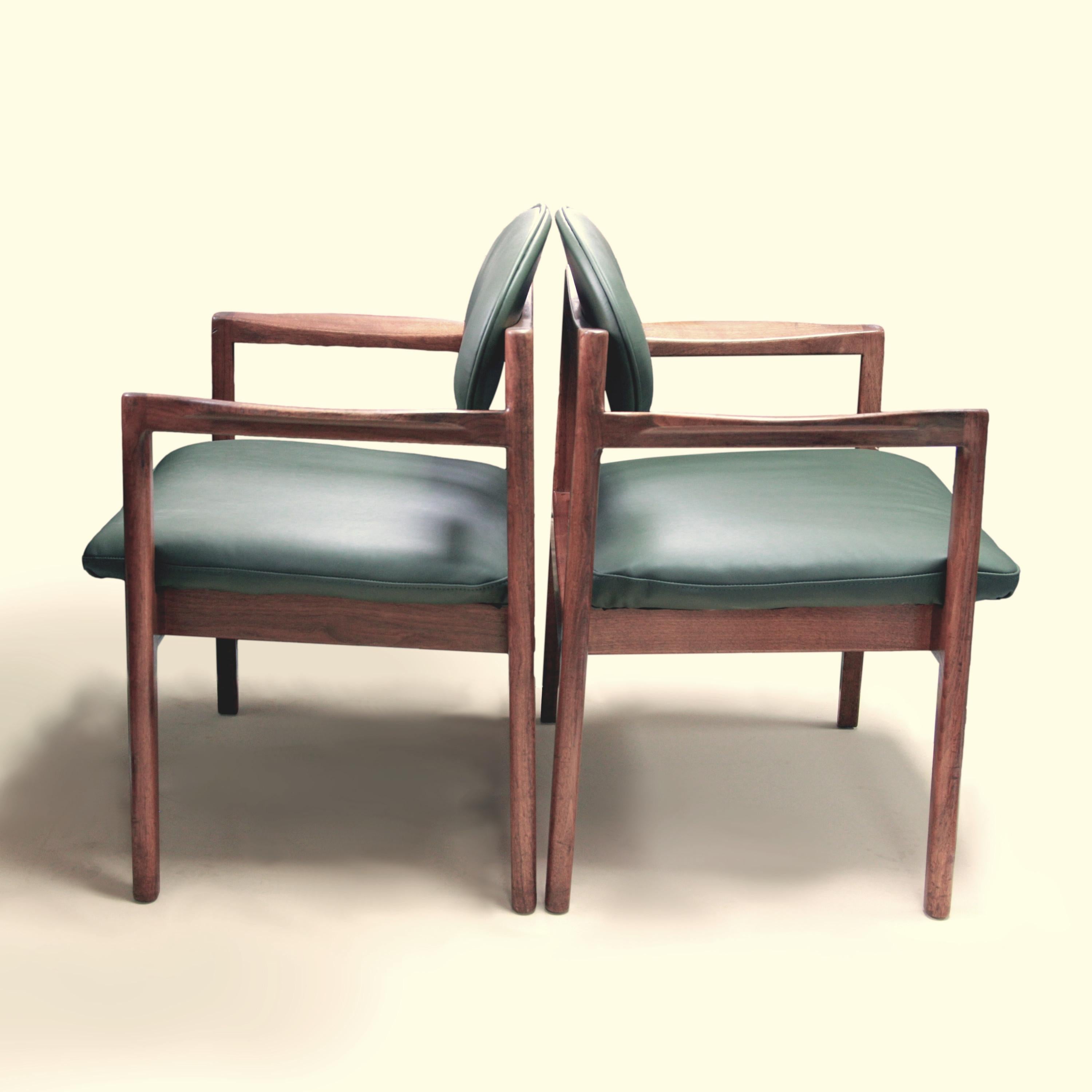 Pair of Mid-Century Modern Green Leather Oval-Back Armchairs Chair by Jens Risom In Good Condition For Sale In Lafayette, IN