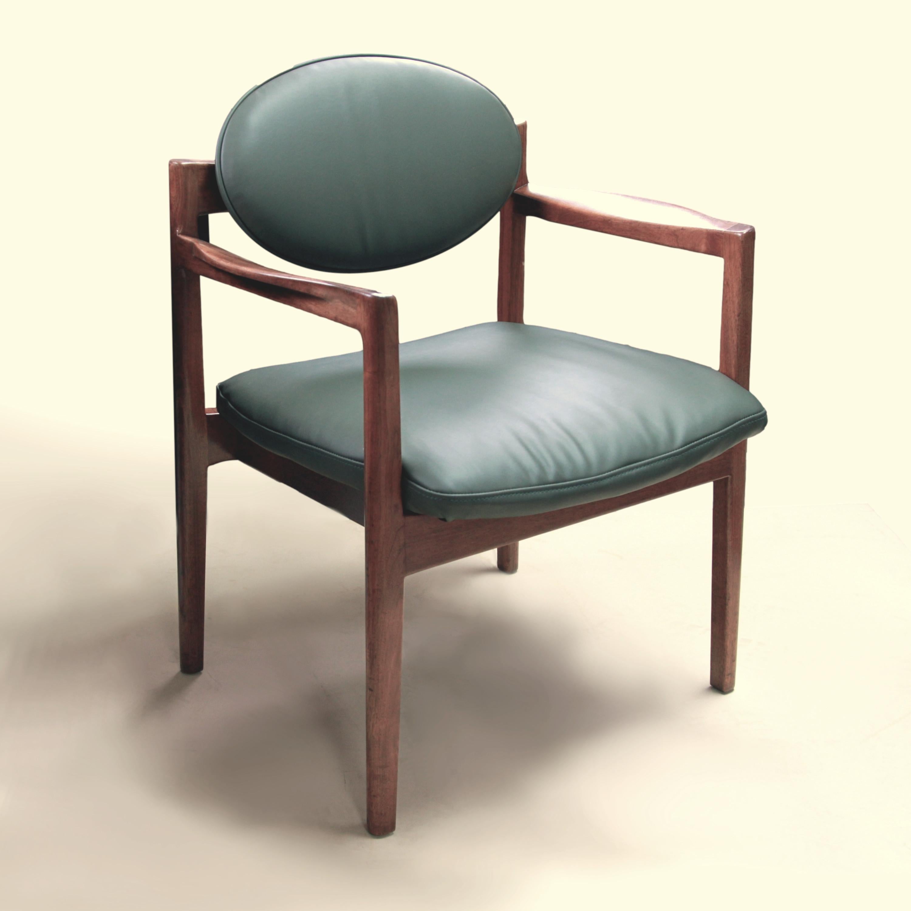 Ein Paar moderne Sessel aus grünem Leder mit ovaler Rückenlehne von Jens Risom, Mid-Century Modern im Zustand „Gut“ im Angebot in Lafayette, IN