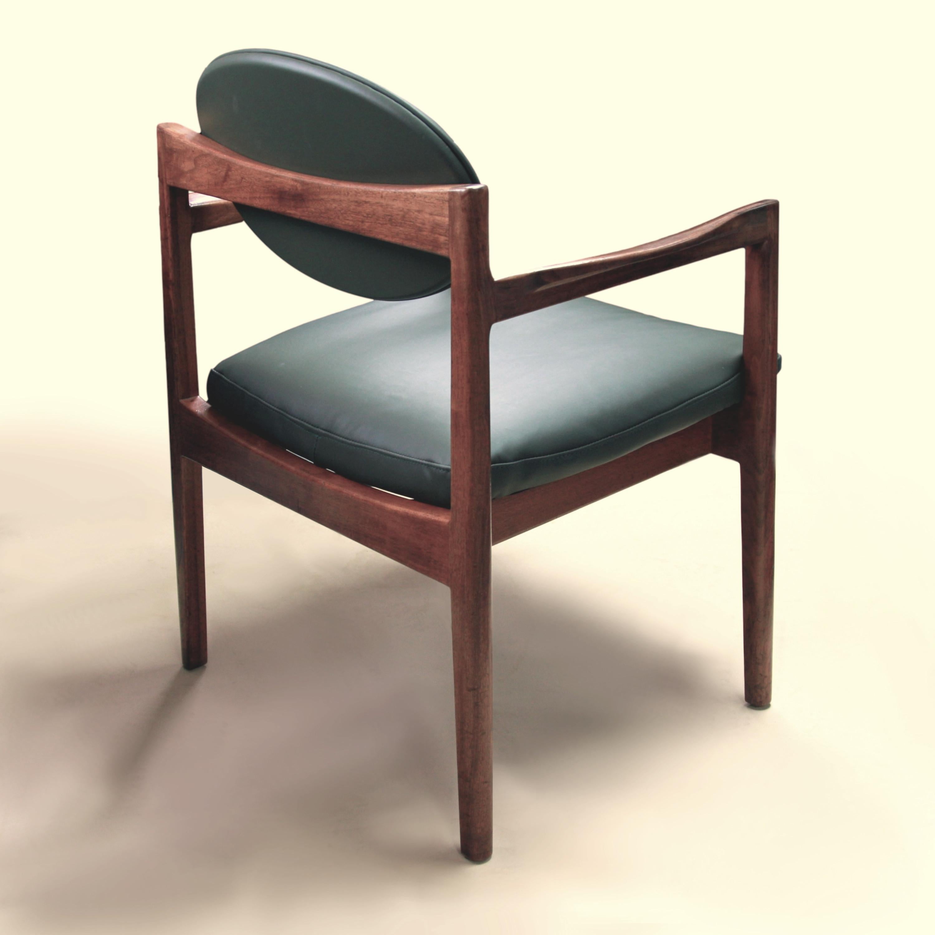 Pair of Mid-Century Modern Green Leather Oval-Back Armchairs Chair by Jens Risom For Sale 1