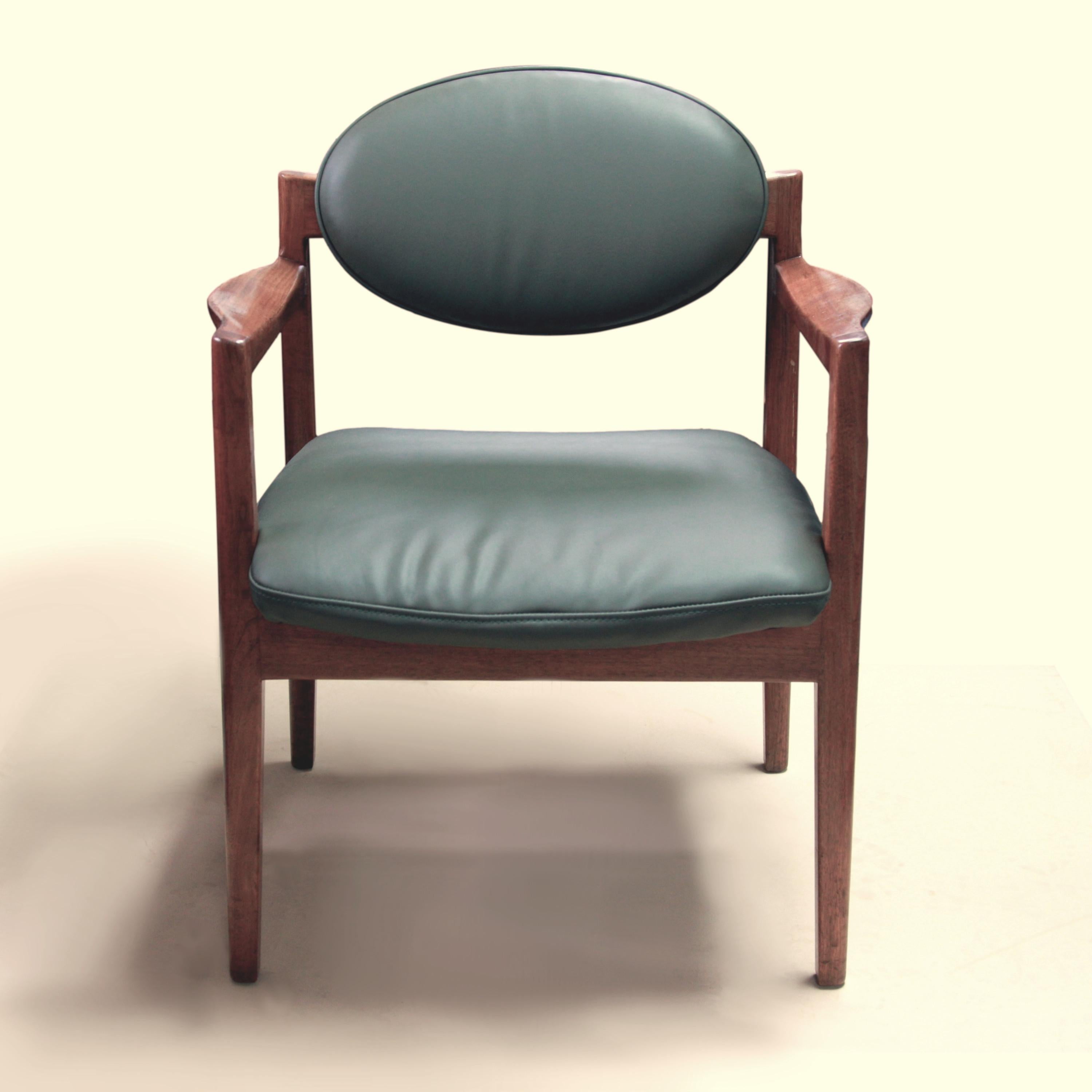 Pair of Mid-Century Modern Green Leather Oval-Back Armchairs Chair by Jens Risom For Sale 2