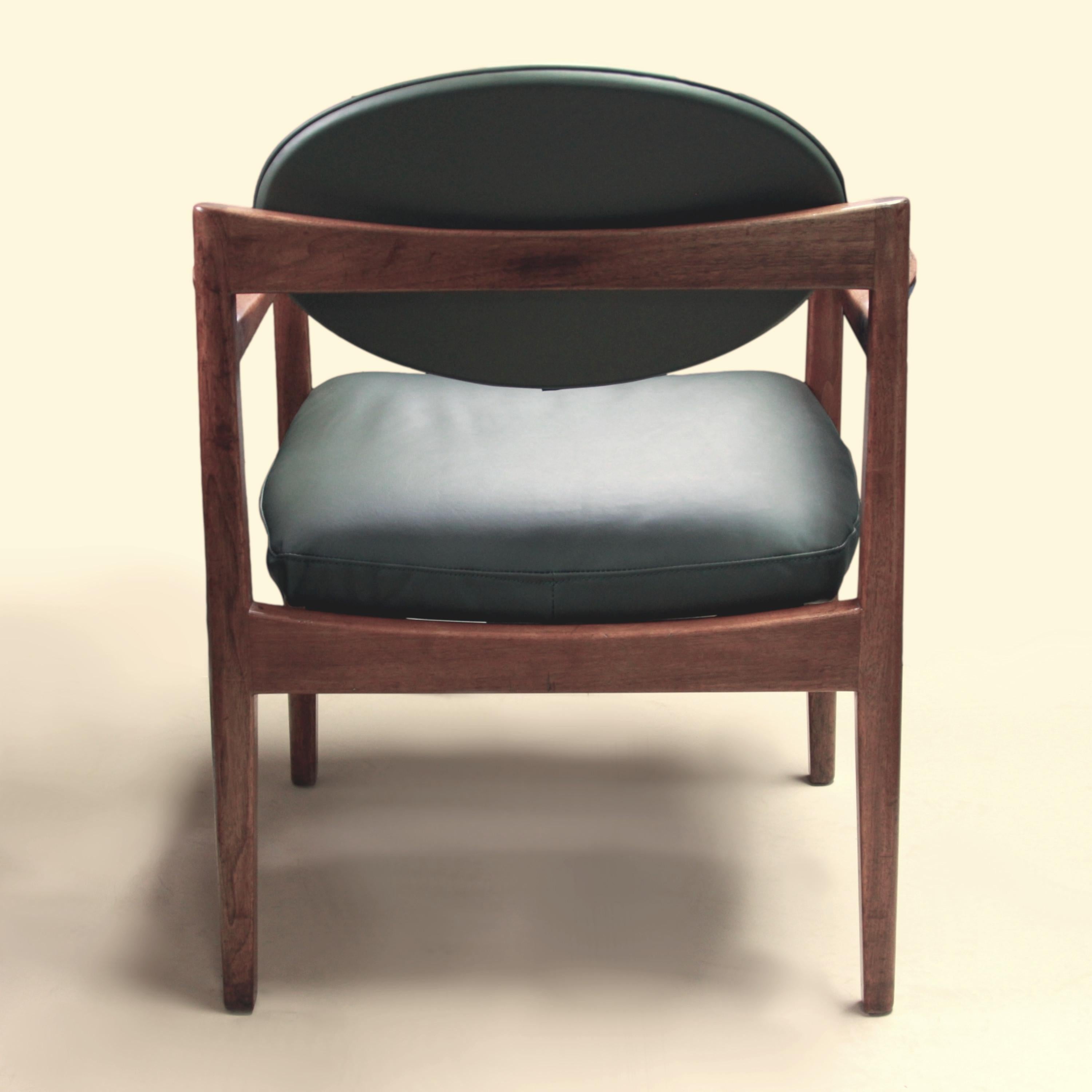 Pair of Mid-Century Modern Green Leather Oval-Back Armchairs Chair by Jens Risom For Sale 3