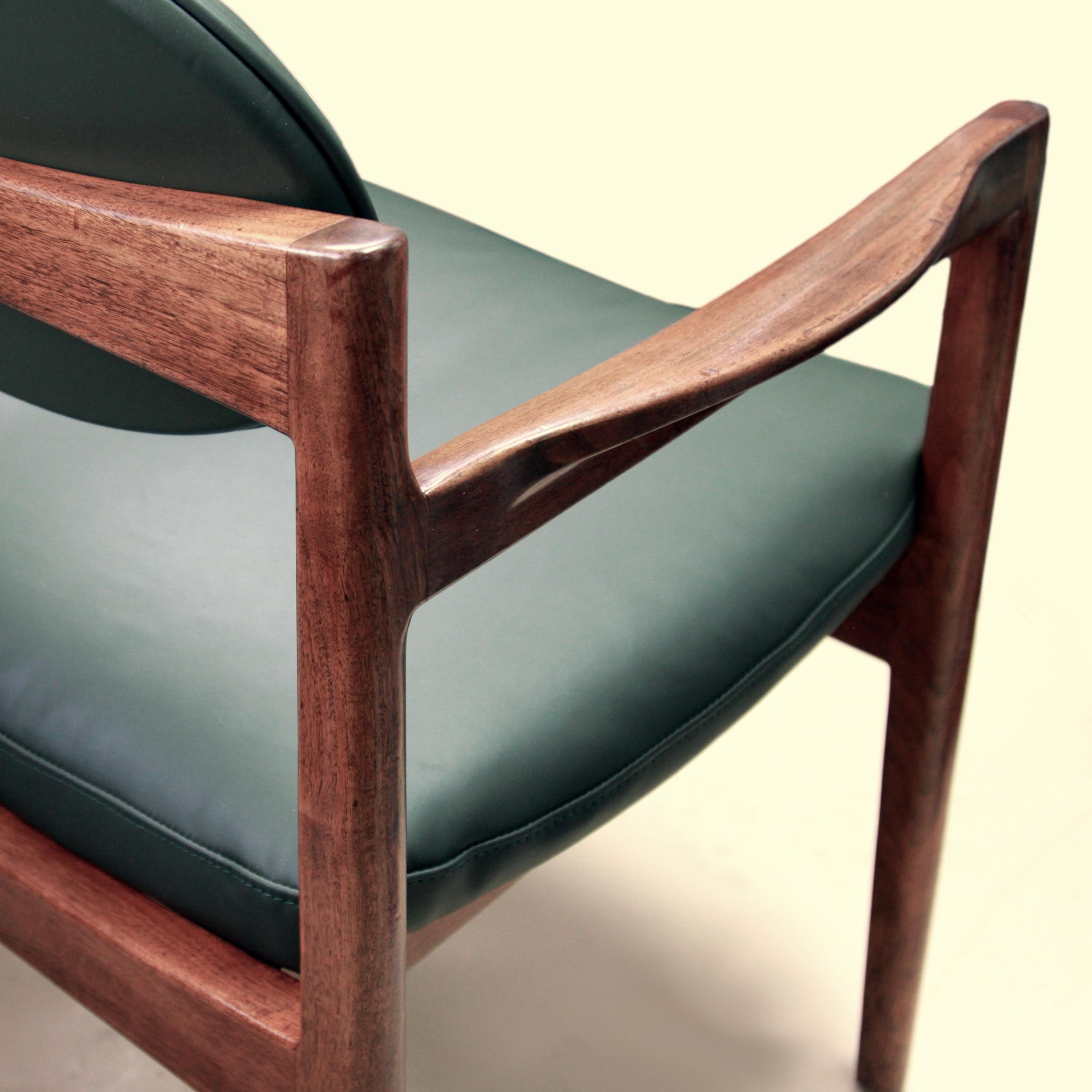 Pair of Mid-Century Modern Green Leather Oval-Back Armchairs Chair by Jens Risom For Sale 4