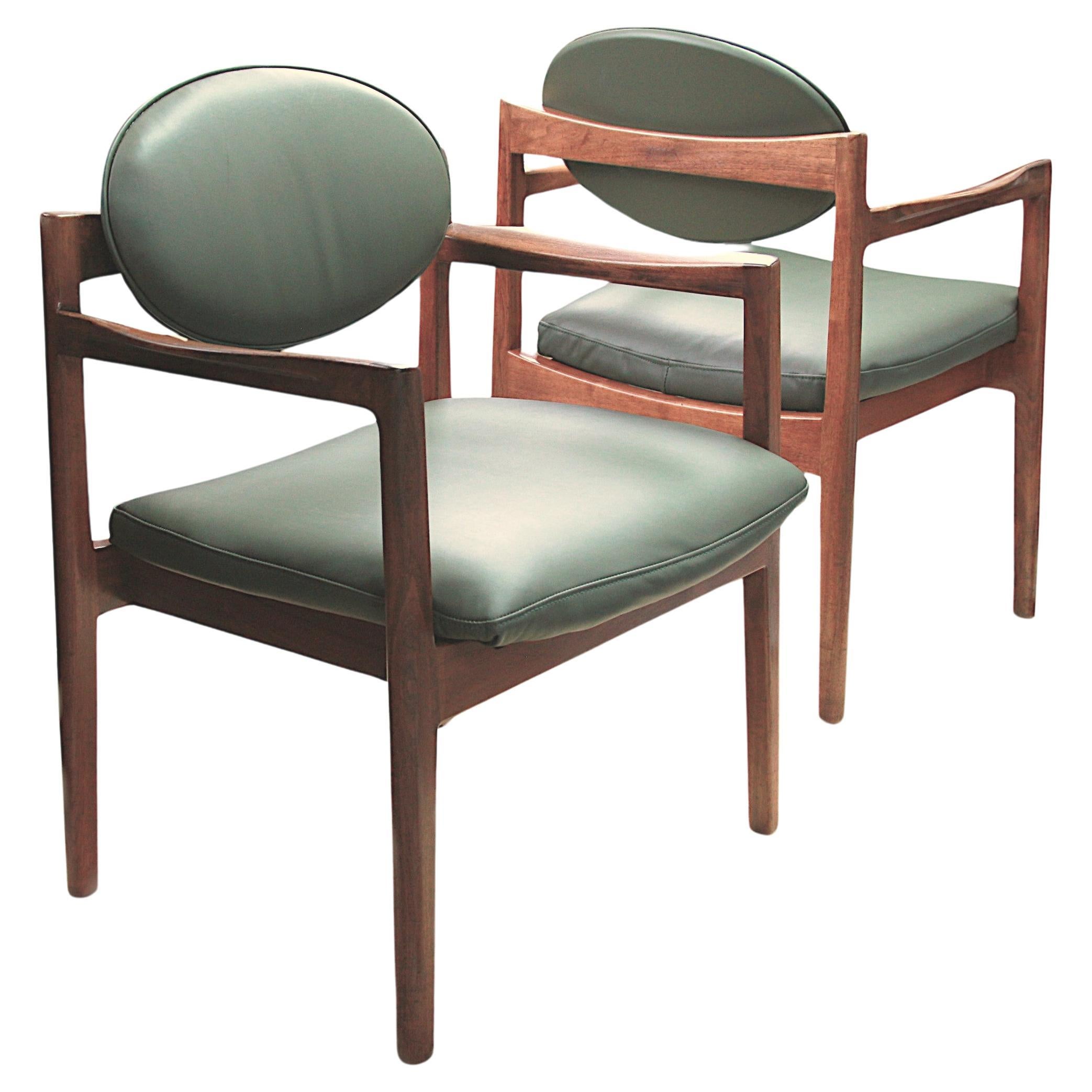 Pair of Mid-Century Modern Green Leather Oval-Back Armchairs Chair by Jens Risom For Sale