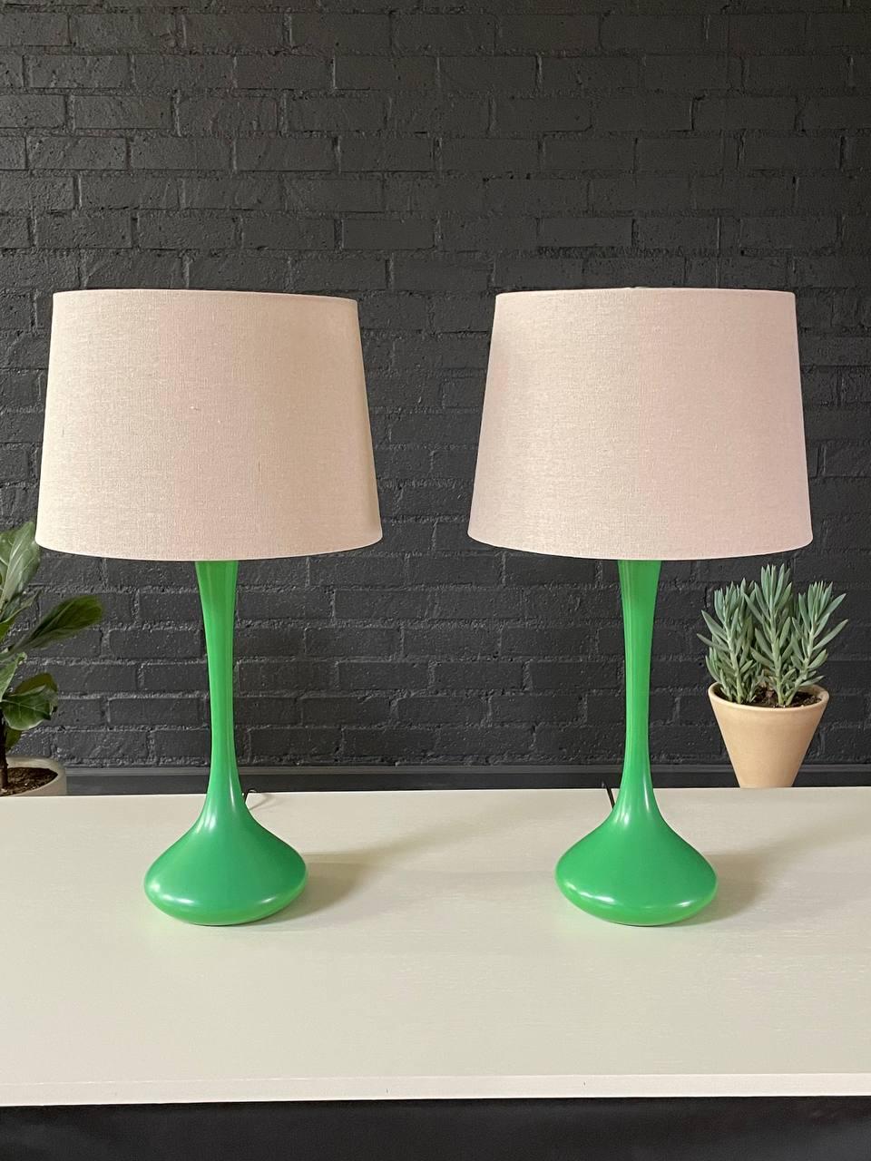 Pair of Mid-Century Modern Green Tulip Shape Table Lamps by Laurel In Good Condition In Los Angeles, CA