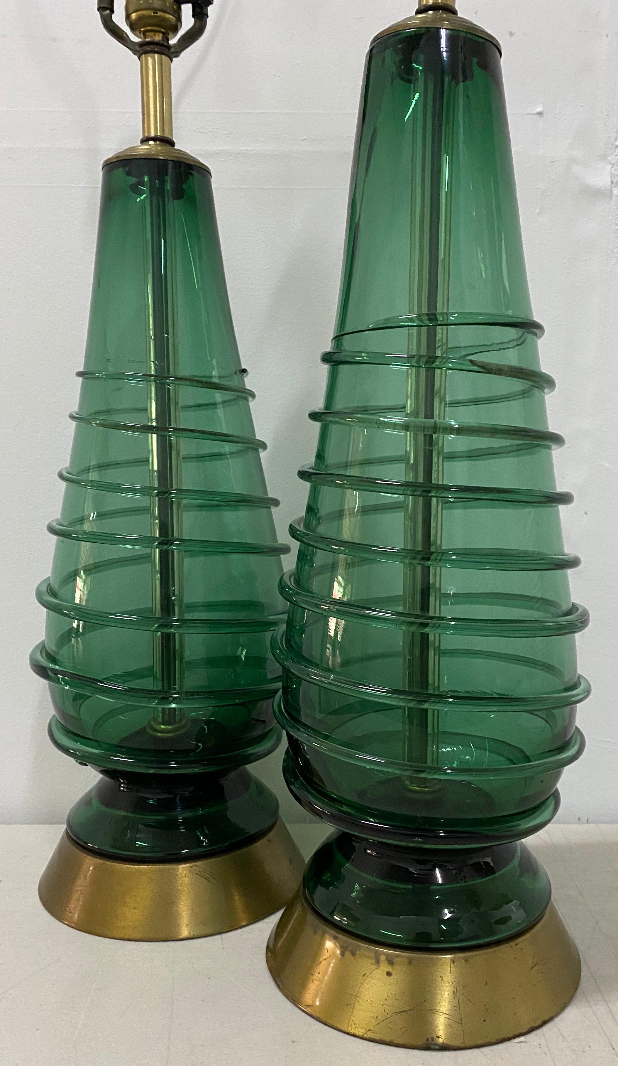 Mid-Century Modern Paire de lampes de table en verre vert soufflé à la main, datant du milieu du siècle dernier, circa 1960 en vente